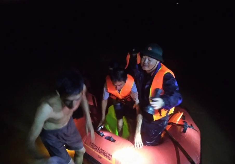 Bục 30 m đê bối ở Bắc Giang, khẩn cấp sơ tán dân trong đêm- Ảnh 1. Bục 30 m đê bối ở Bắc Giang, khẩn cấp sơ tán dân trong đêm- Ảnh 1.