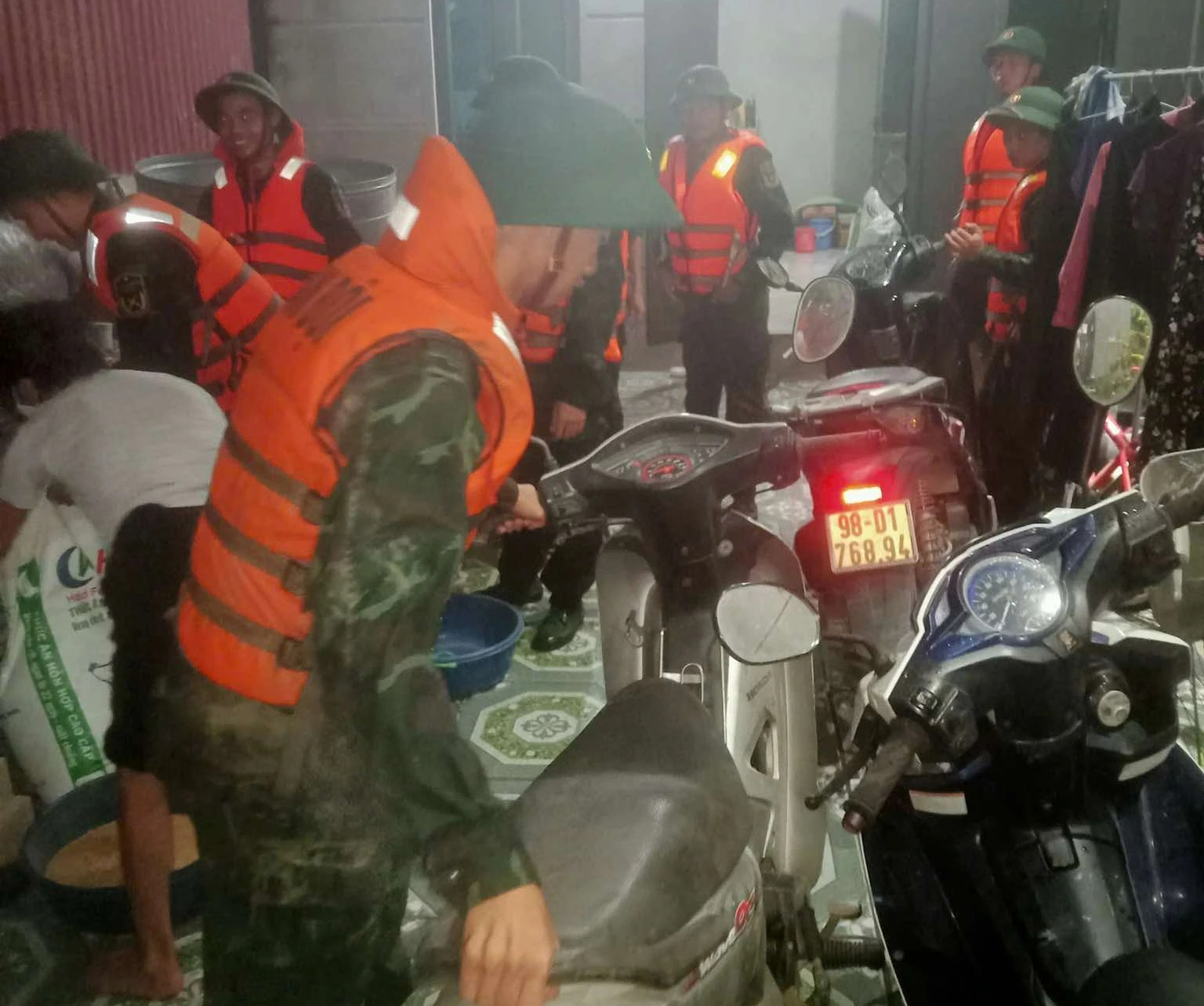 Bục 30 m đê bối ở Bắc Giang, khẩn cấp sơ tán dân trong đêm- Ảnh 2. Bục 30 m đê bối ở Bắc Giang, khẩn cấp sơ tán dân trong đêm- Ảnh 2.