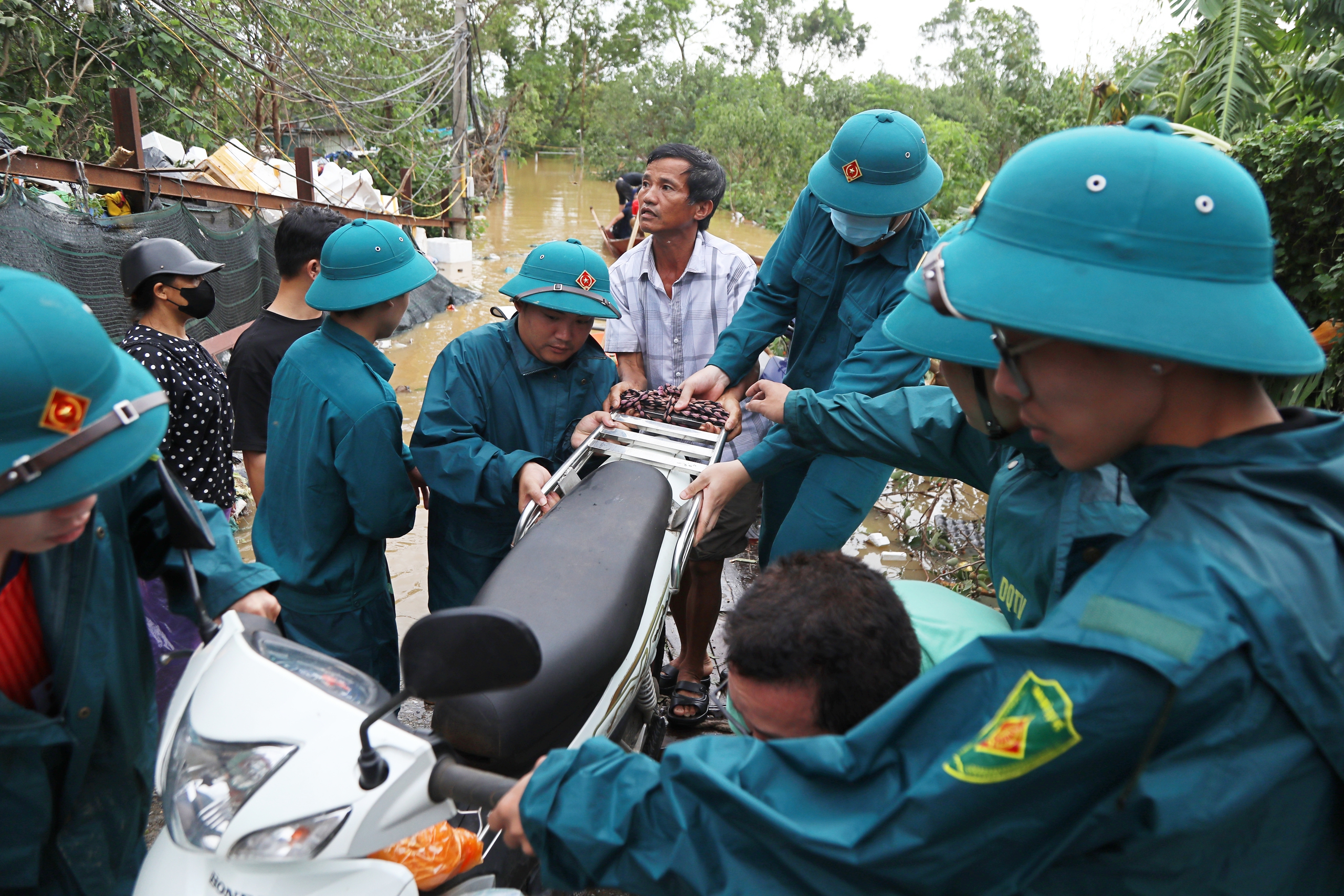 Hà Nội: Người dân ven sông Hồng bơi trong nước lũ sơ tán đồ đạc- Ảnh 4.