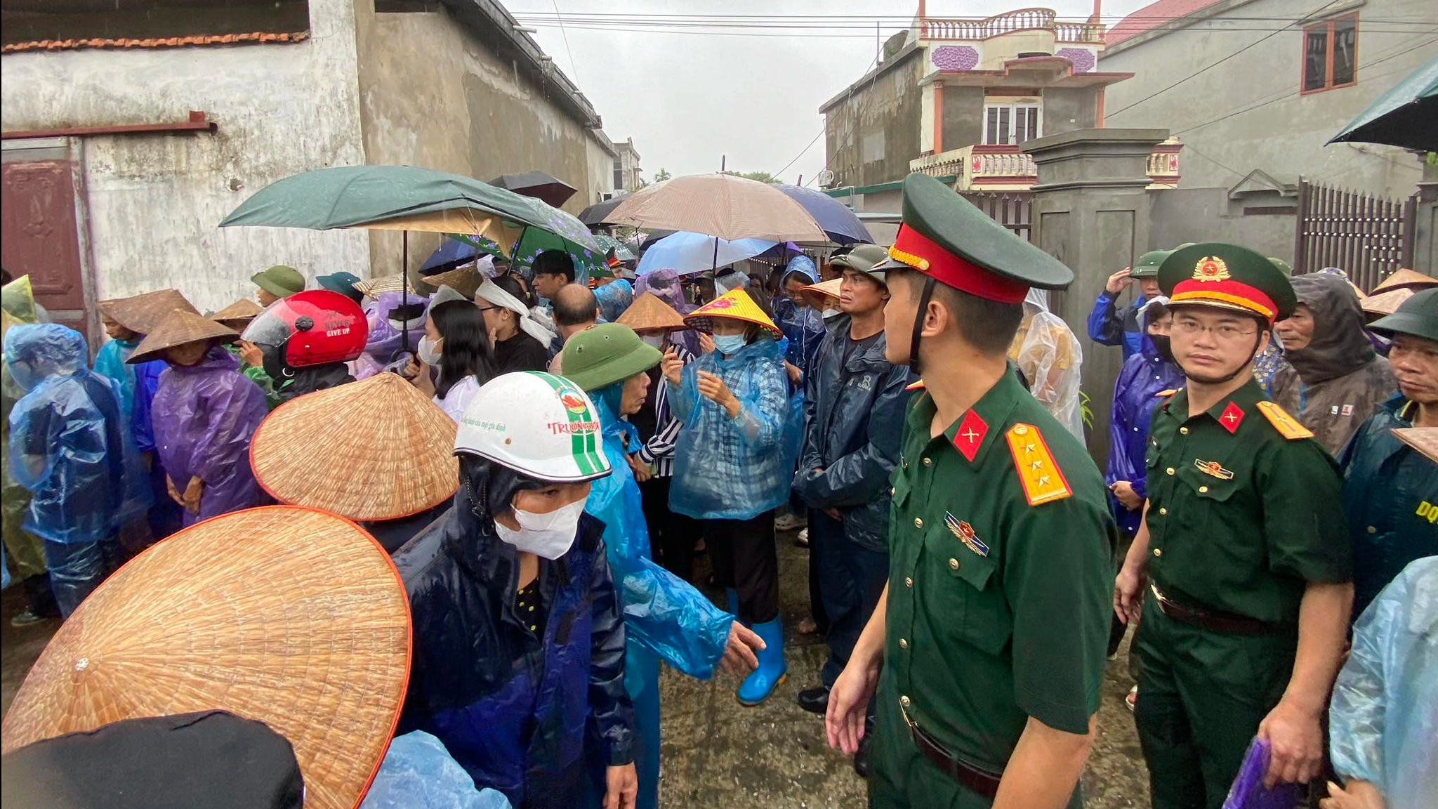 Tiễn biệt đại úy Nguyễn Đình Khiêm hy sinh khi phòng chống bão số 3- Ảnh 5.