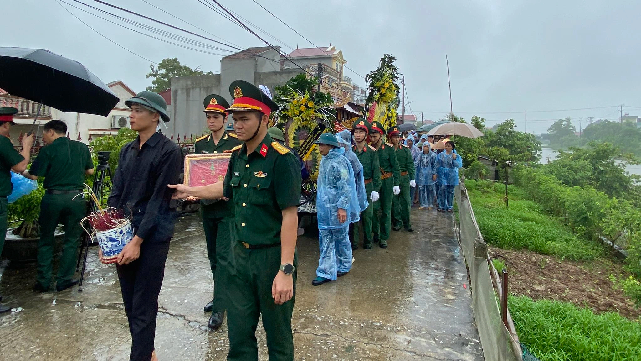 Tiễn biệt đại úy Nguyễn Đình Khiêm hy sinh khi phòng chống bão số 3- Ảnh 6.