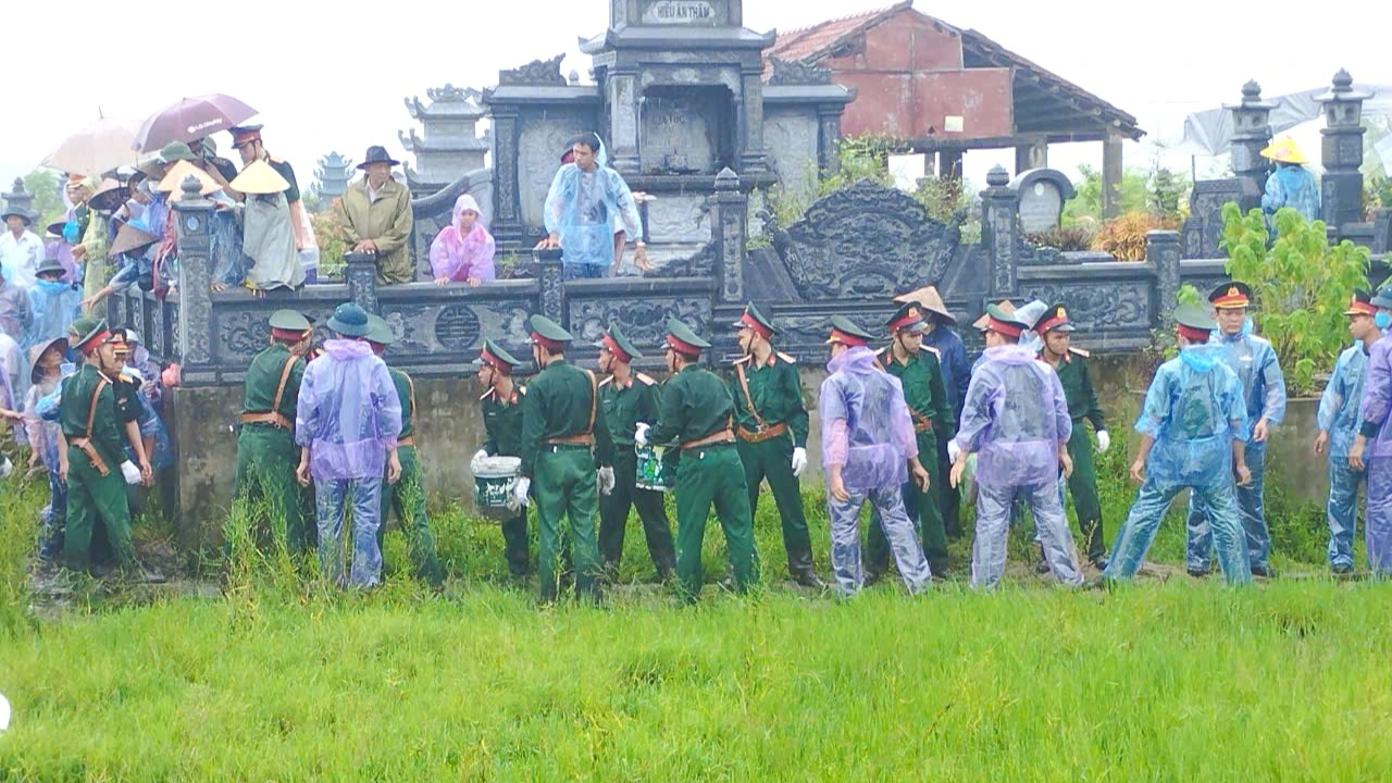 Tiễn biệt đại úy Nguyễn Đình Khiêm hy sinh khi phòng chống bão số 3- Ảnh 7.