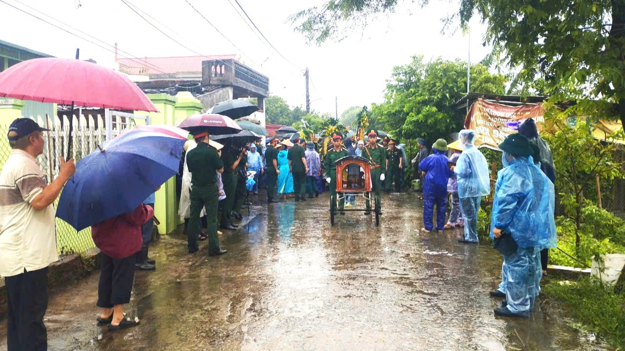 Tiễn biệt đại úy Nguyễn Đình Khiêm hy sinh khi phòng chống bão số 3- Ảnh 4.