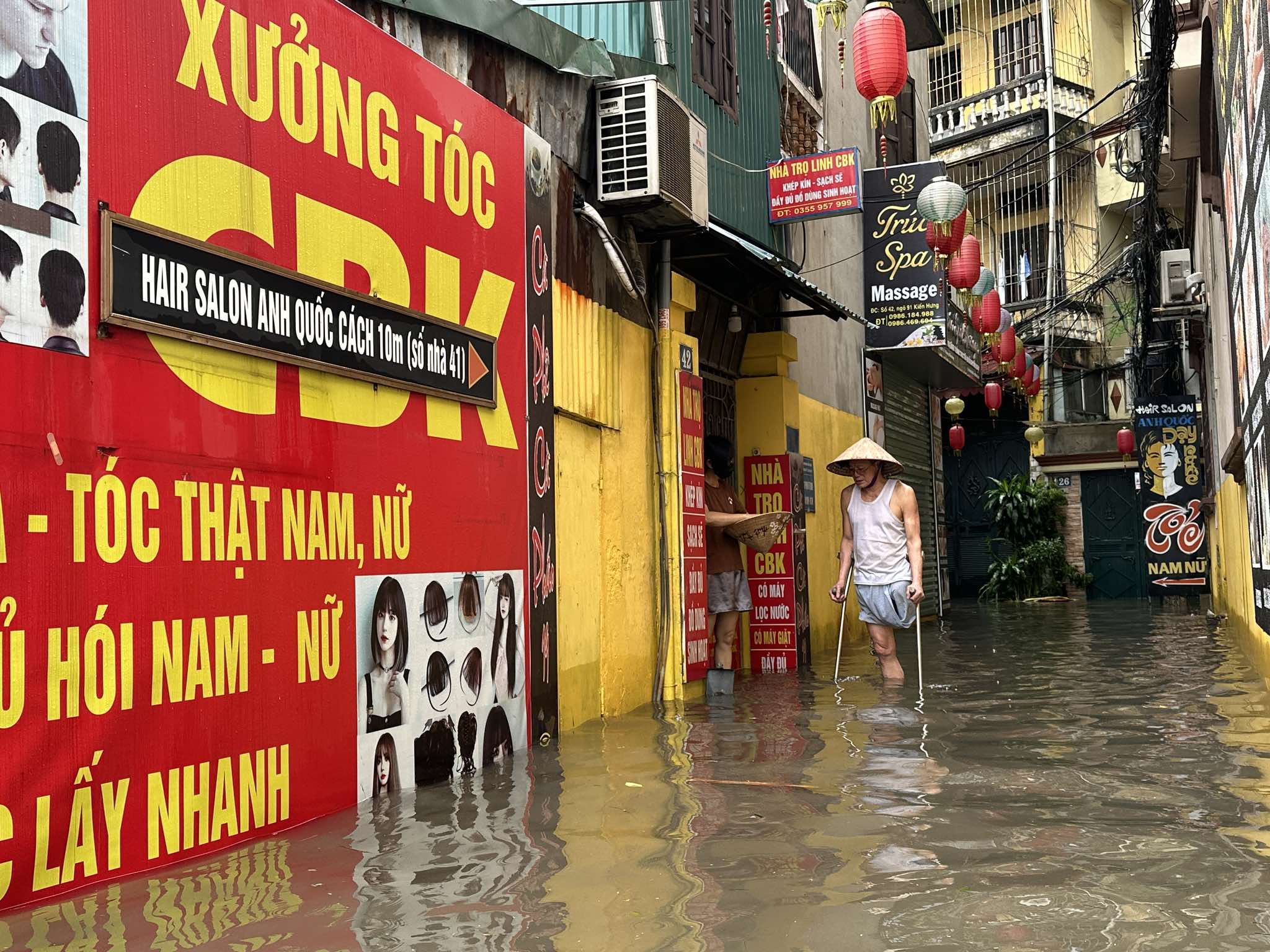 Hà Nội ngập nặng, người dân đi làm phải bất lực quay về- Ảnh 1.