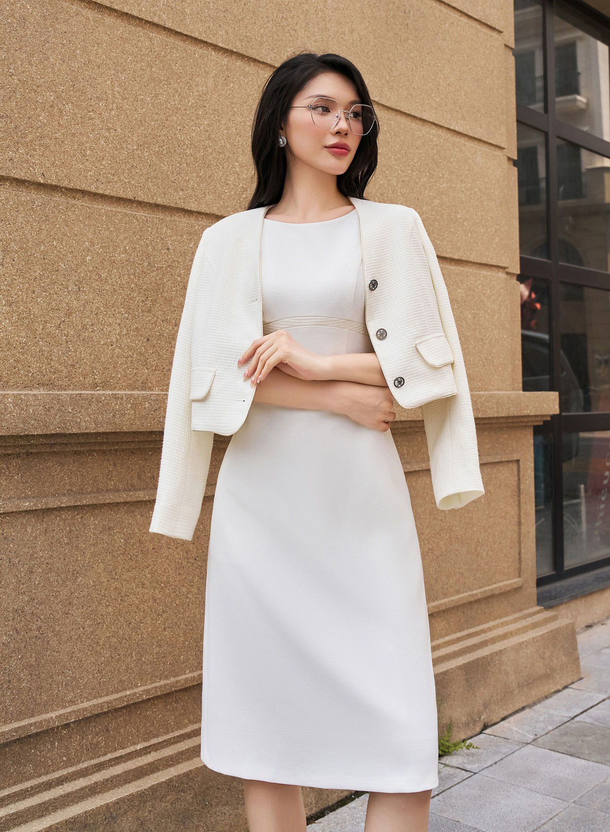 Os looks de tweed estão em alta, conquistando a confiança das mulheres elegantes - Foto 6. Trang phục dạ tweed lên ngôi, chiếm lĩnh lòng tin của quý cô sành mặc- Ảnh 6.
