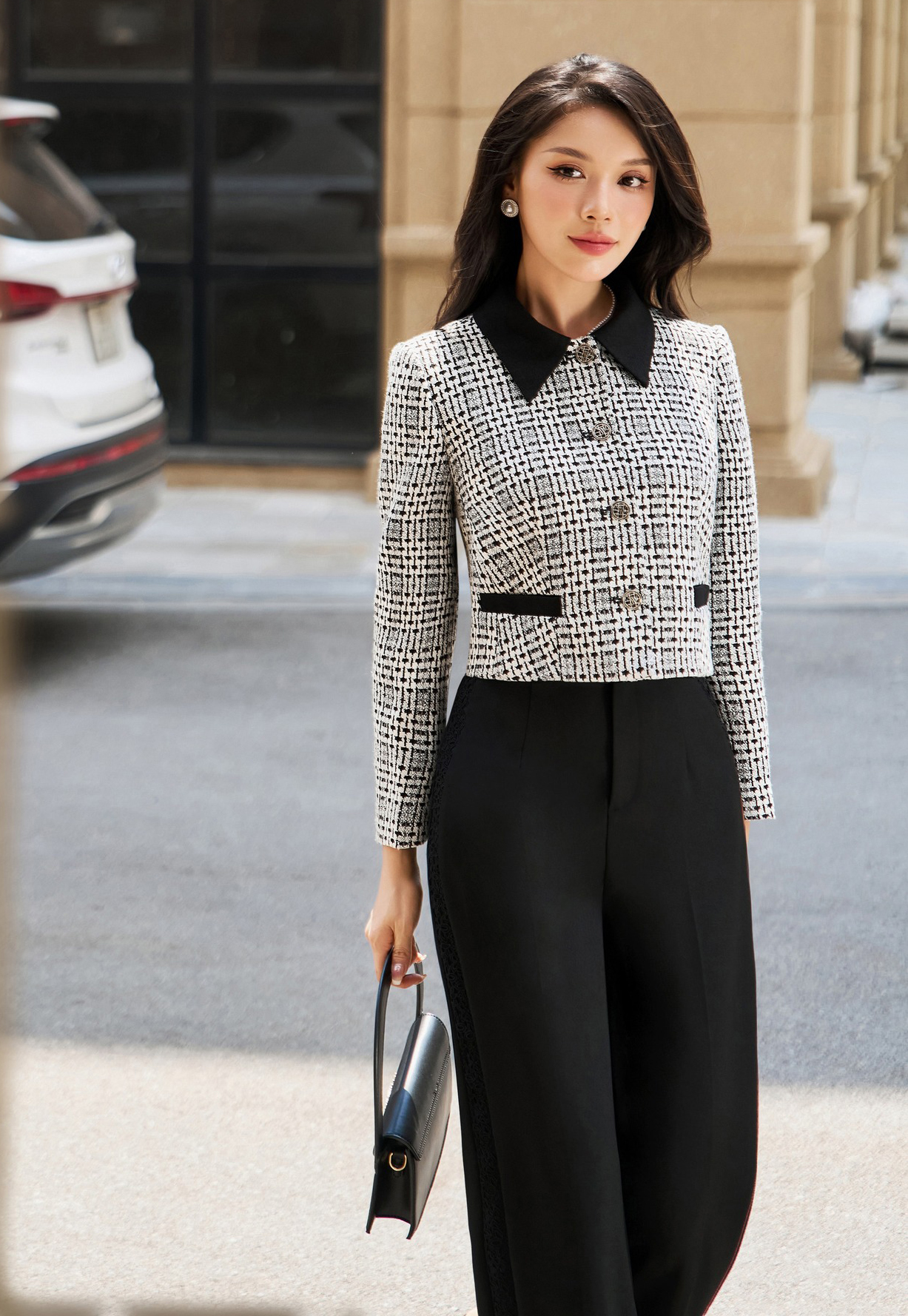 Os looks de tweed estão em alta, conquistando a confiança das mulheres elegantes - Foto 4. Trang phục dạ tweed lên ngôi, chiếm lĩnh lòng tin của quý cô sành mặc- Ảnh 4.