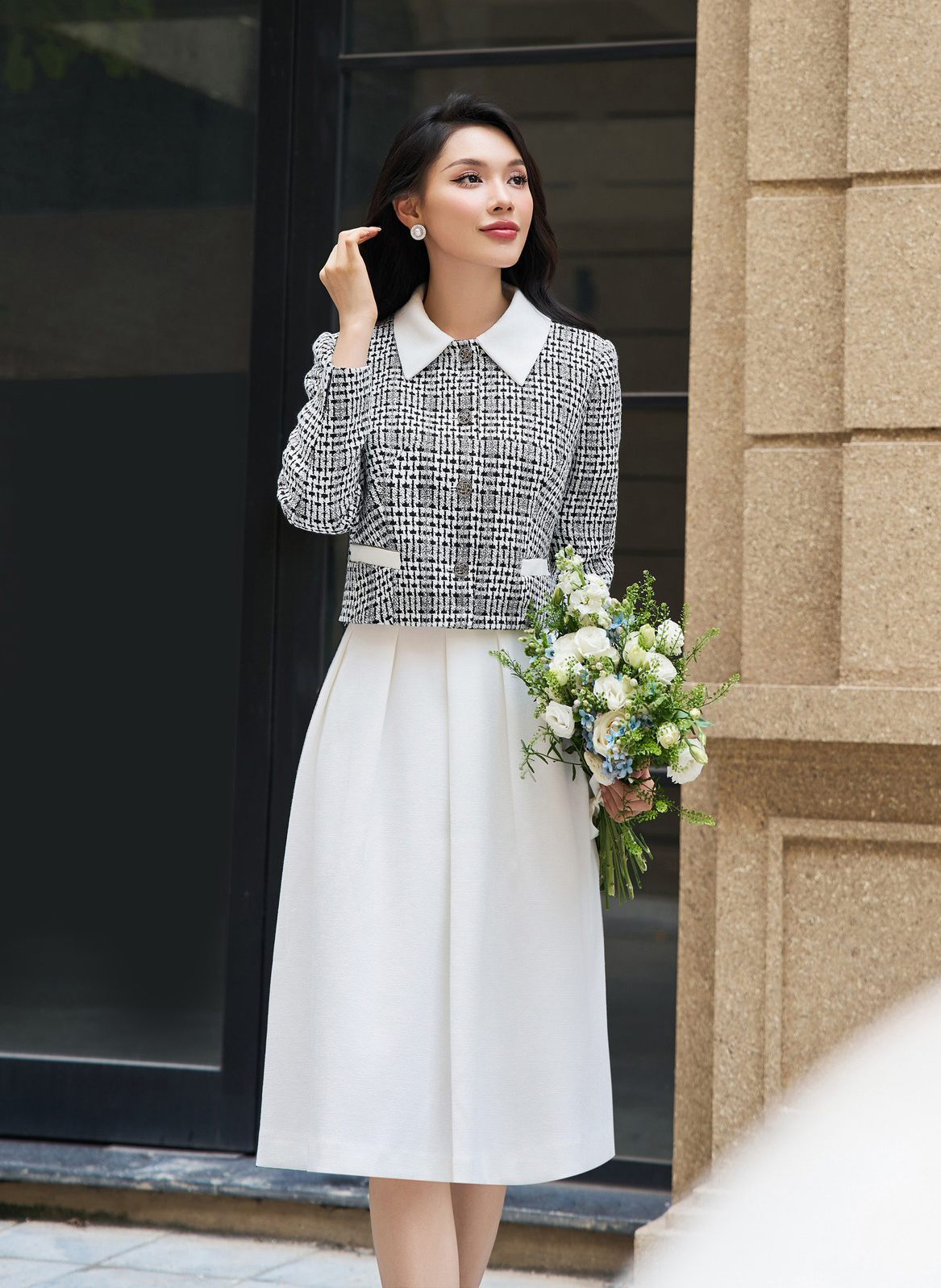 Os looks de tweed estão em alta, conquistando a confiança das mulheres elegantes - Foto 3. Trang phục dạ tweed lên ngôi, chiếm lĩnh lòng tin của quý cô sành mặc- Ảnh 3.