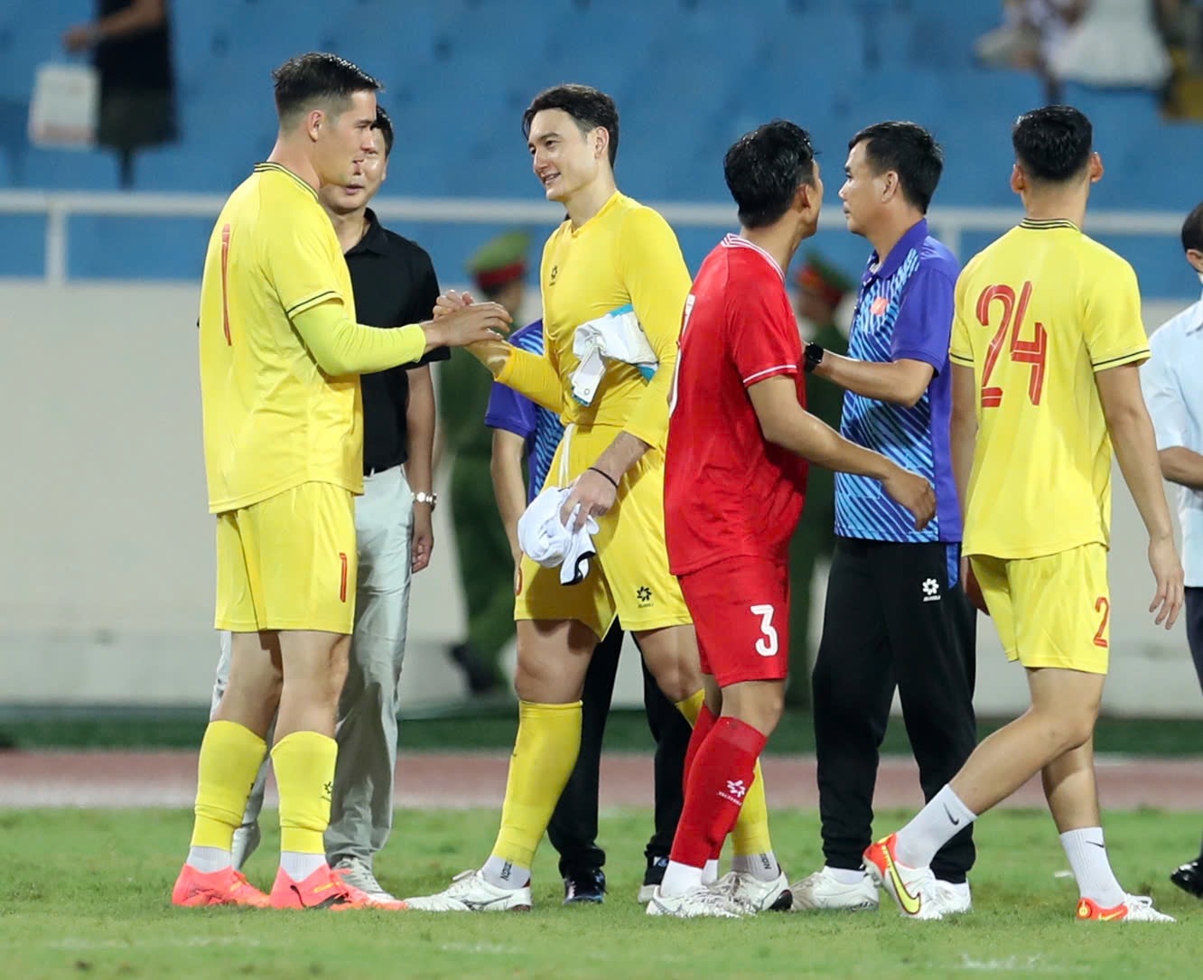 Văn L&acirc;m v&agrave; Nguyễn Filip phong độ thất thường: &Ocirc;ng Kim cần thuốc 'giảm đau  đầu'