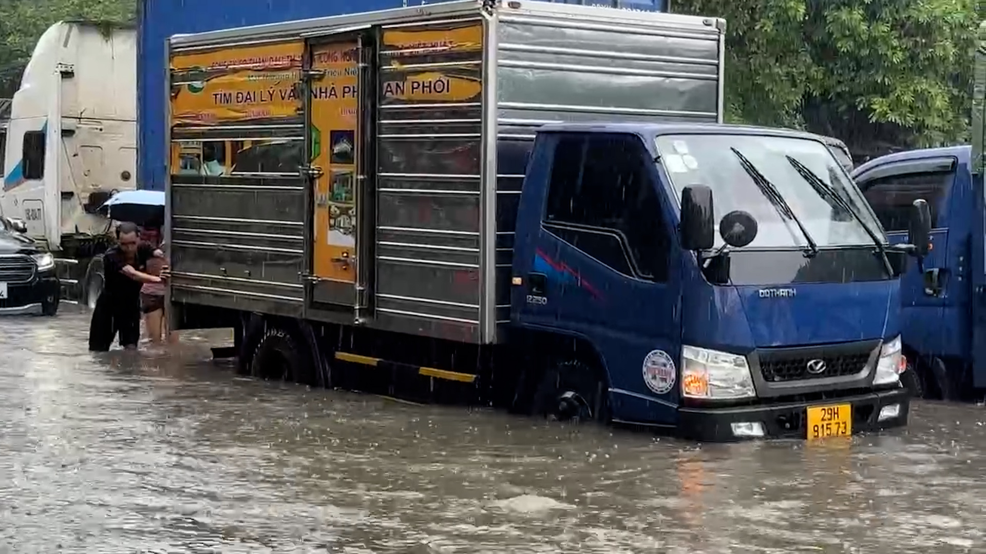 Nước lũ bủa vây bệnh viện ung thư ở Hà Nội, khổ càng thêm khổ- Ảnh 1.