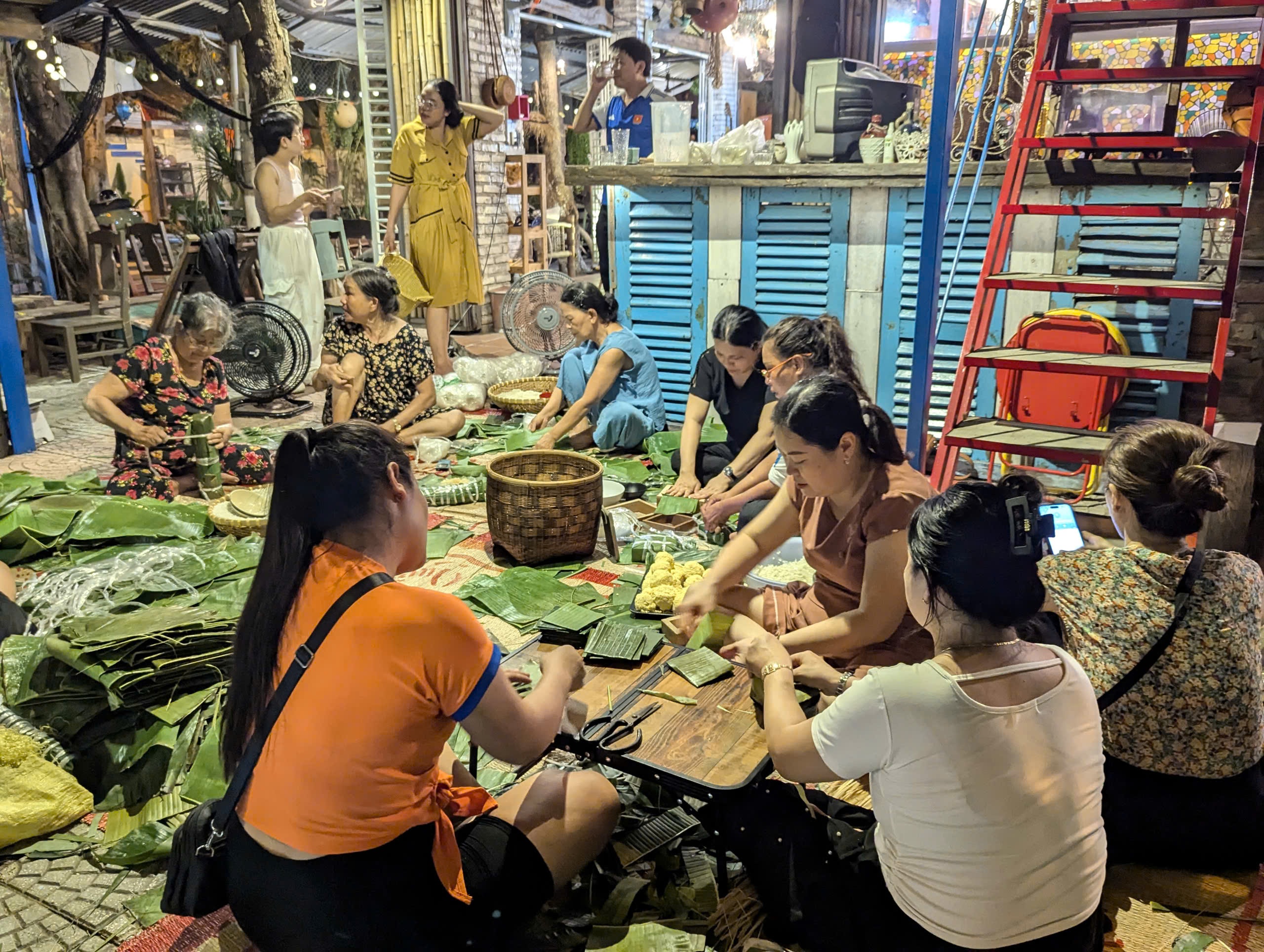 Thức trắng đêm gói hàng trăm bánh chưng, bánh tét  gửi bà con vùng bão, lũ- Ảnh 2.