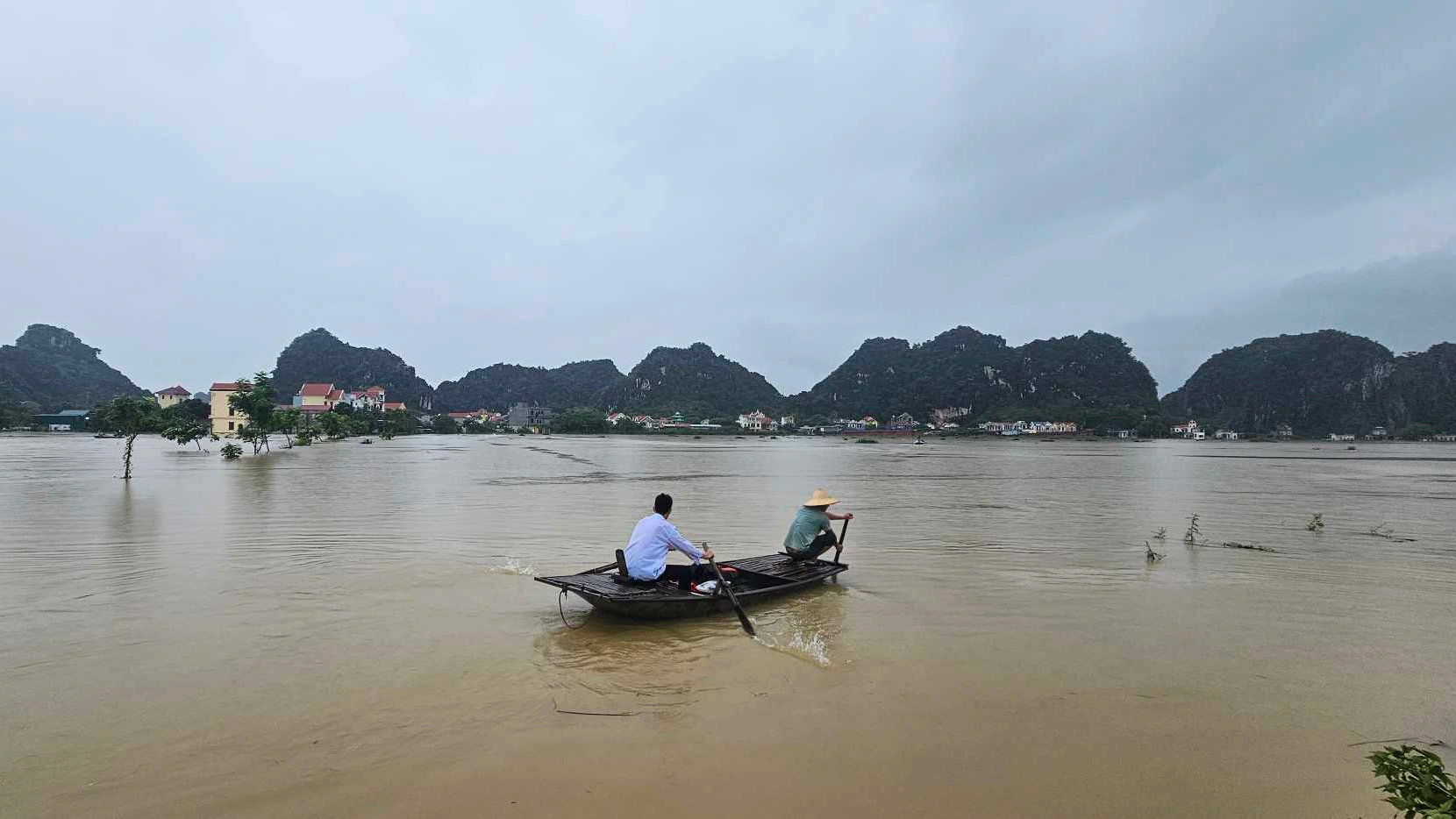 Nước sông Hoàng Long, sông Đáy vượt báo động 3, Ninh Bình sơ tán hàng ngàn người- Ảnh 6.