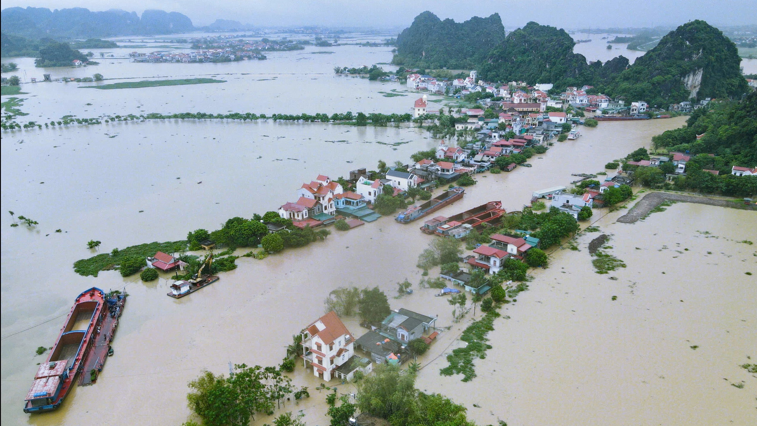 Nước sông Hoàng Long, sông Đáy vượt báo động 3, Ninh Bình sơ tán hàng ngàn người- Ảnh 1.