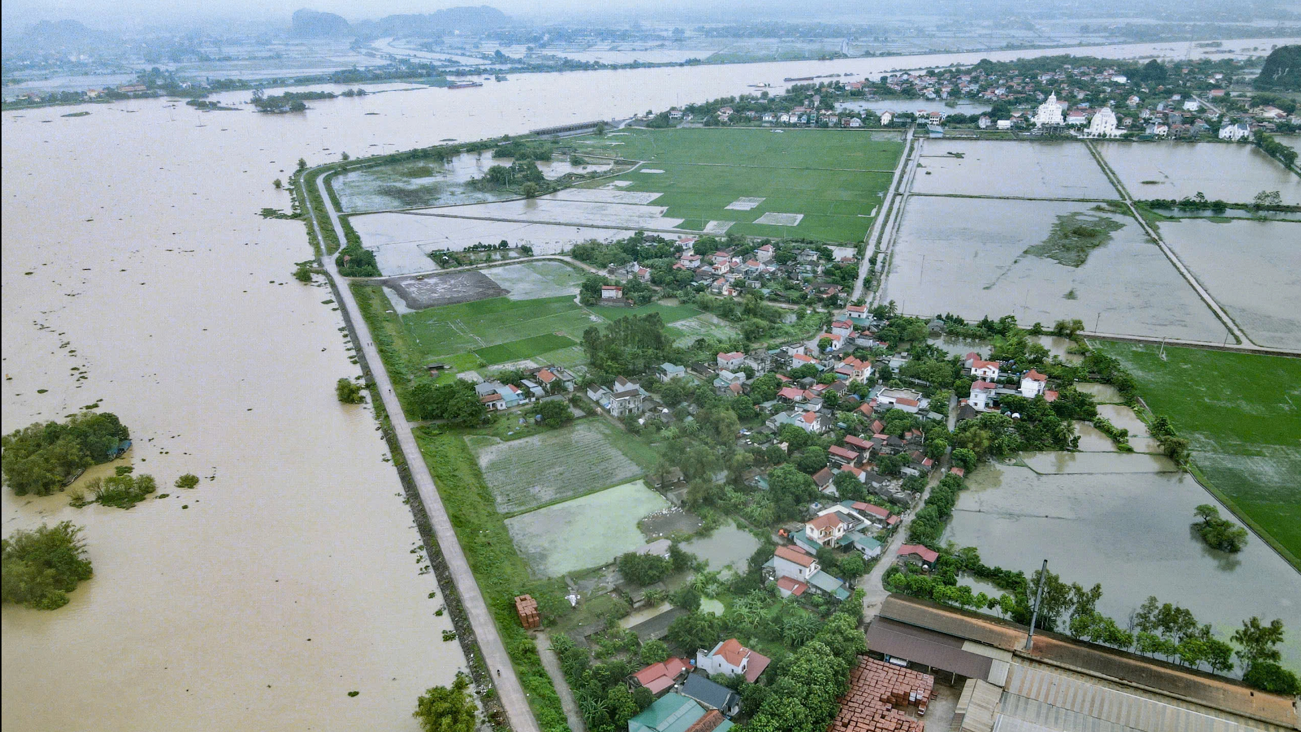 Nước sông Hoàng Long, sông Đáy vượt báo động 3, Ninh Bình sơ tán hàng ngàn người- Ảnh 7.