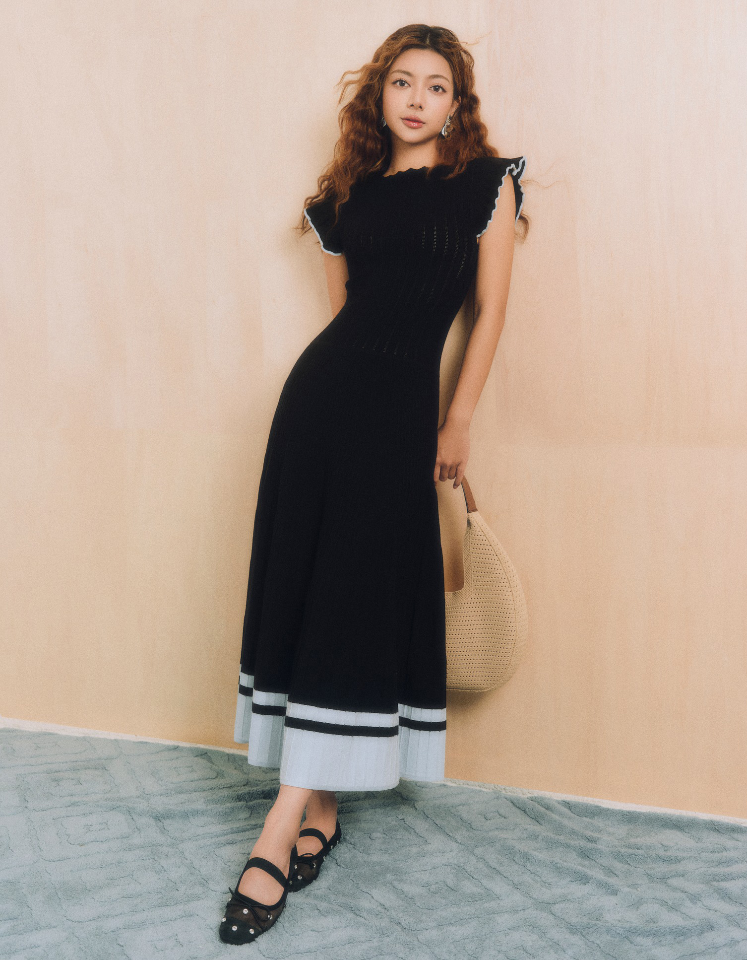 Ținutele minimaliste sunt indispensabile pentru femeile moderne și de succes - Fotografia 3. Những set đồ tối giản không thể thiếu của người phụ nữ hiện đại, thành đạt- Ảnh 3.