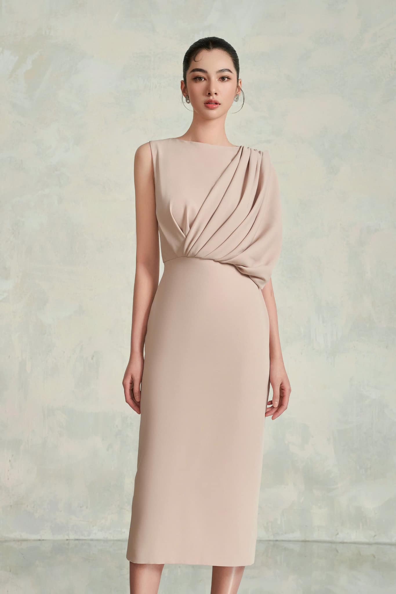 Ținutele minimaliste sunt indispensabile pentru femeile moderne și de succes - Fotografia 2. Những set đồ tối giản không thể thiếu của người phụ nữ hiện đại, thành đạt- Ảnh 2.