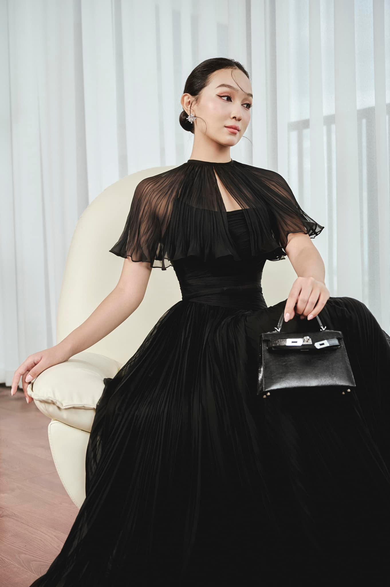 Ținutele minimaliste sunt indispensabile pentru femeile moderne și de succes - Fotografia 9. Những set đồ tối giản không thể thiếu của người phụ nữ hiện đại, thành đạt- Ảnh 9.