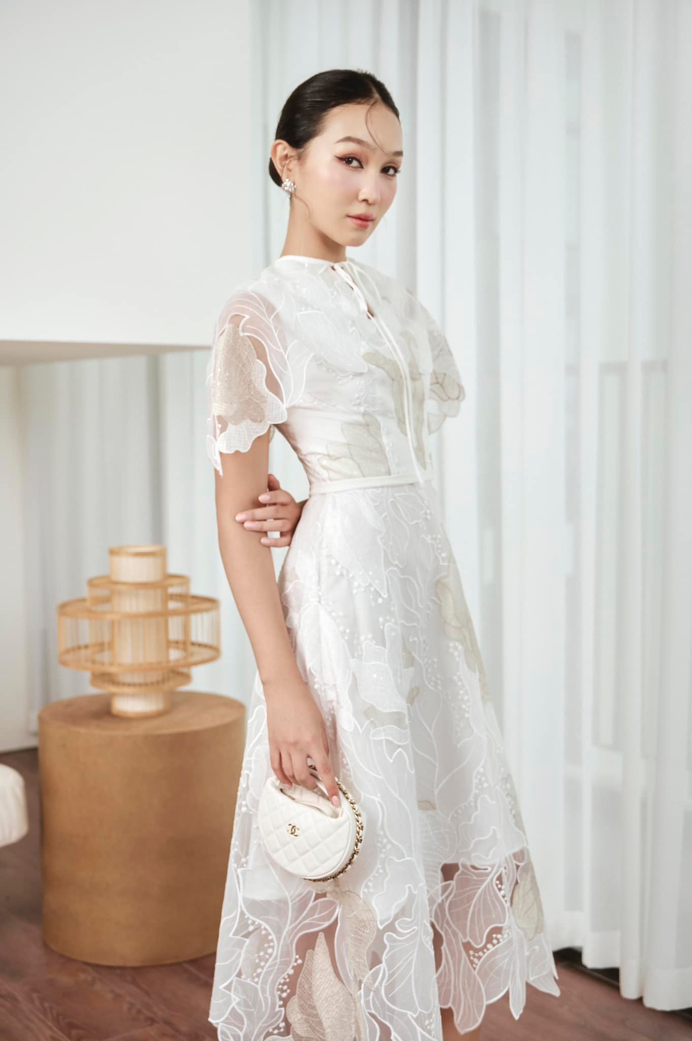 Ținutele minimaliste sunt indispensabile pentru femeile moderne și de succes - Fotografia 8. Những set đồ tối giản không thể thiếu của người phụ nữ hiện đại, thành đạt- Ảnh 8.