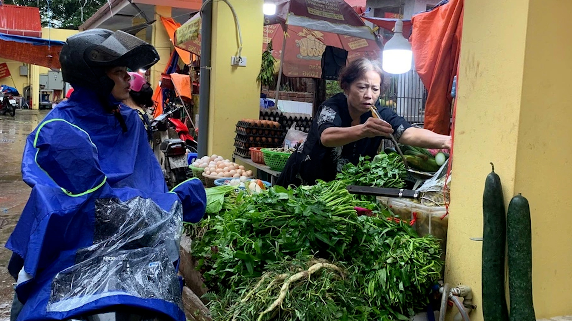 Lũ sông Hồng liên tục tăng, rau xanh tại chợ Hà Nội tăng giá ‘chóng mặt'- Ảnh 1.