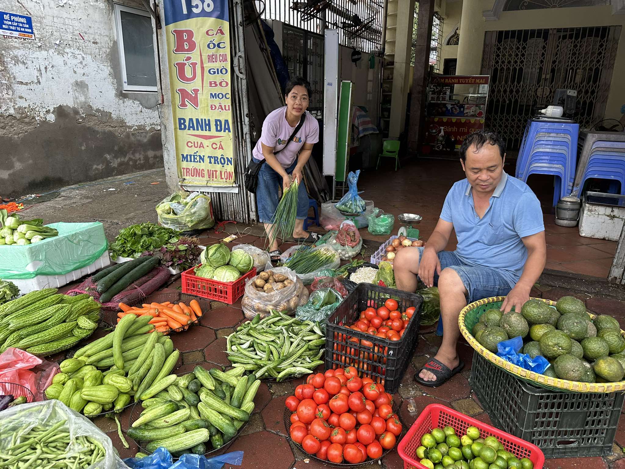 Giá rau tăng vọt, quầy thịt 30 phút hết sạch- Ảnh 1.