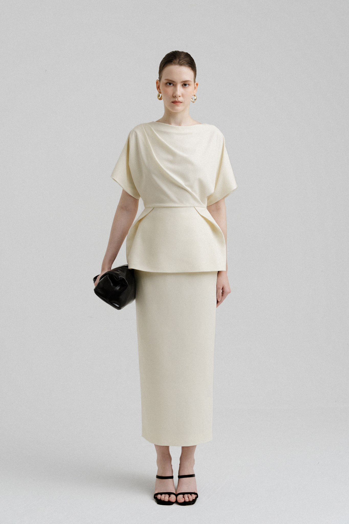 Ținutele minimaliste sunt indispensabile pentru femeile moderne și de succes - Fotografia 5. Những set đồ tối giản không thể thiếu của người phụ nữ hiện đại, thành đạt- Ảnh 5.