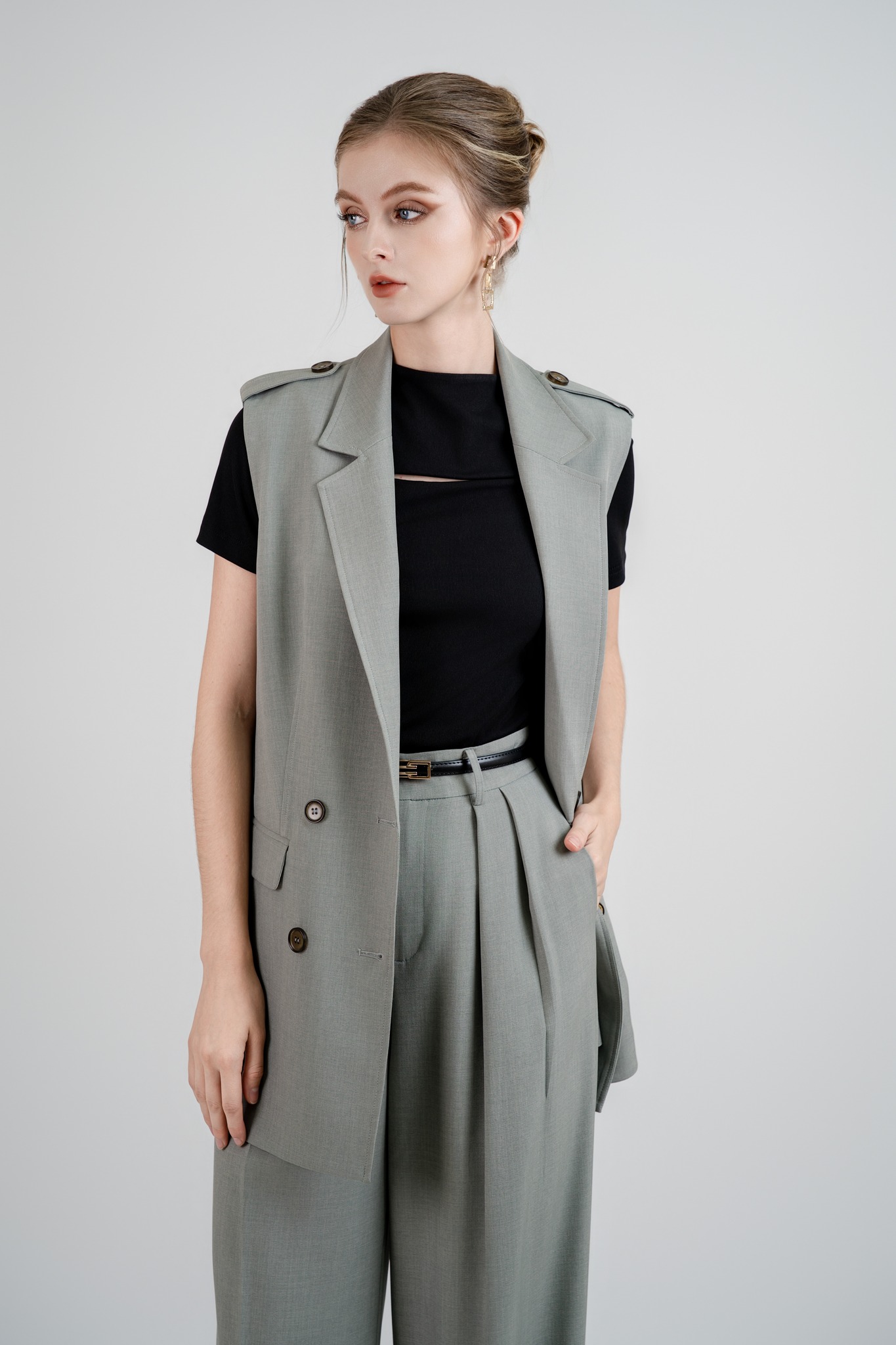 Ținutele minimaliste sunt indispensabile pentru femeile moderne și de succes - Fotografia 7. Những set đồ tối giản không thể thiếu của người phụ nữ hiện đại, thành đạt- Ảnh 7.