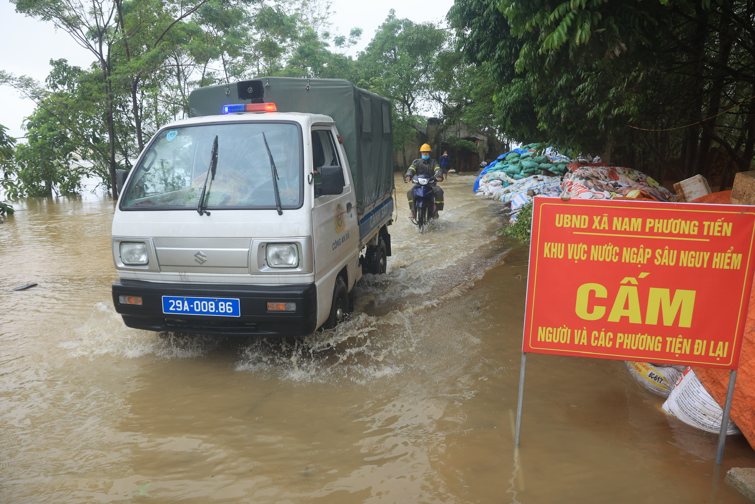 Rốn lũ Hà Nội lại chìm trong biển nước- Ảnh 5.