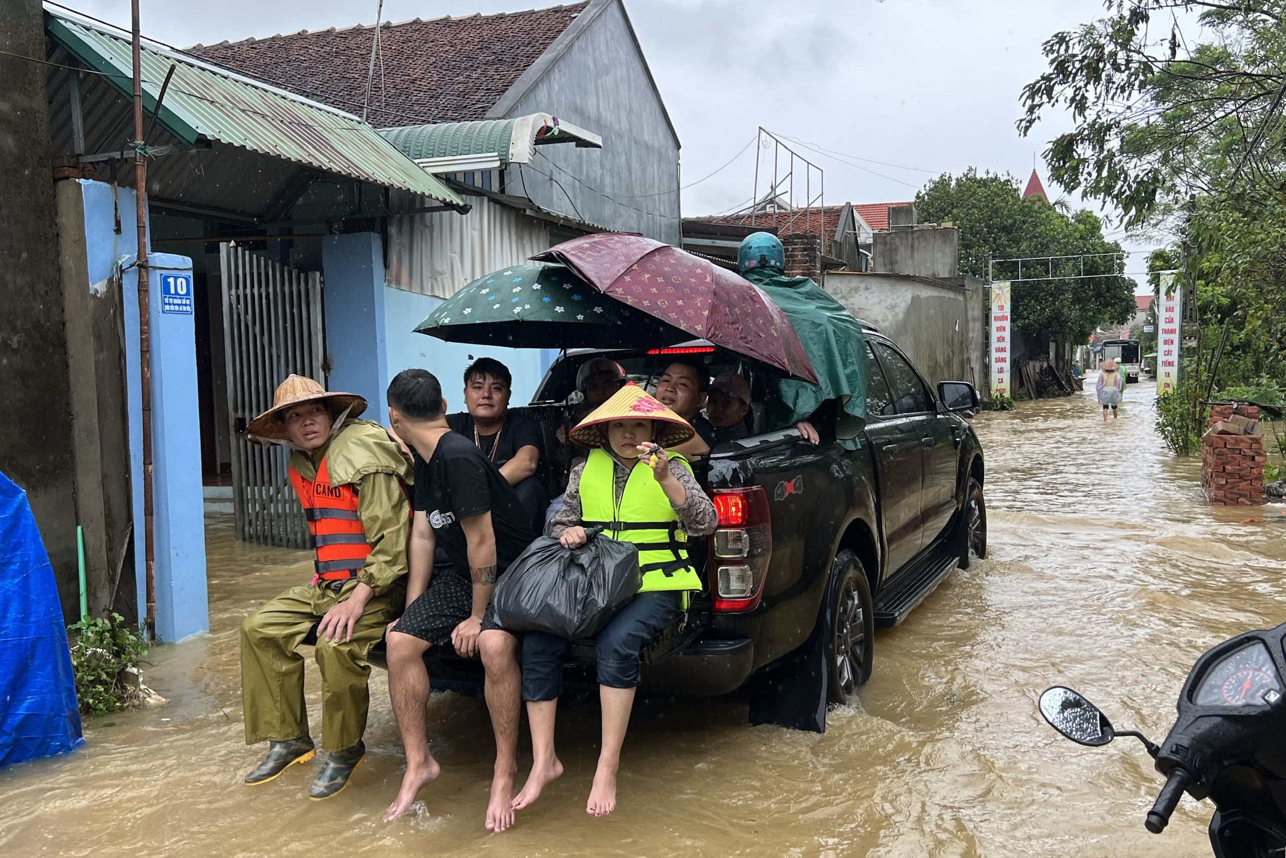 Dân vùng rốn lũ Hà Nội ‘khát’ nước sạch ngày sông Bùi dâng cao- Ảnh 8.