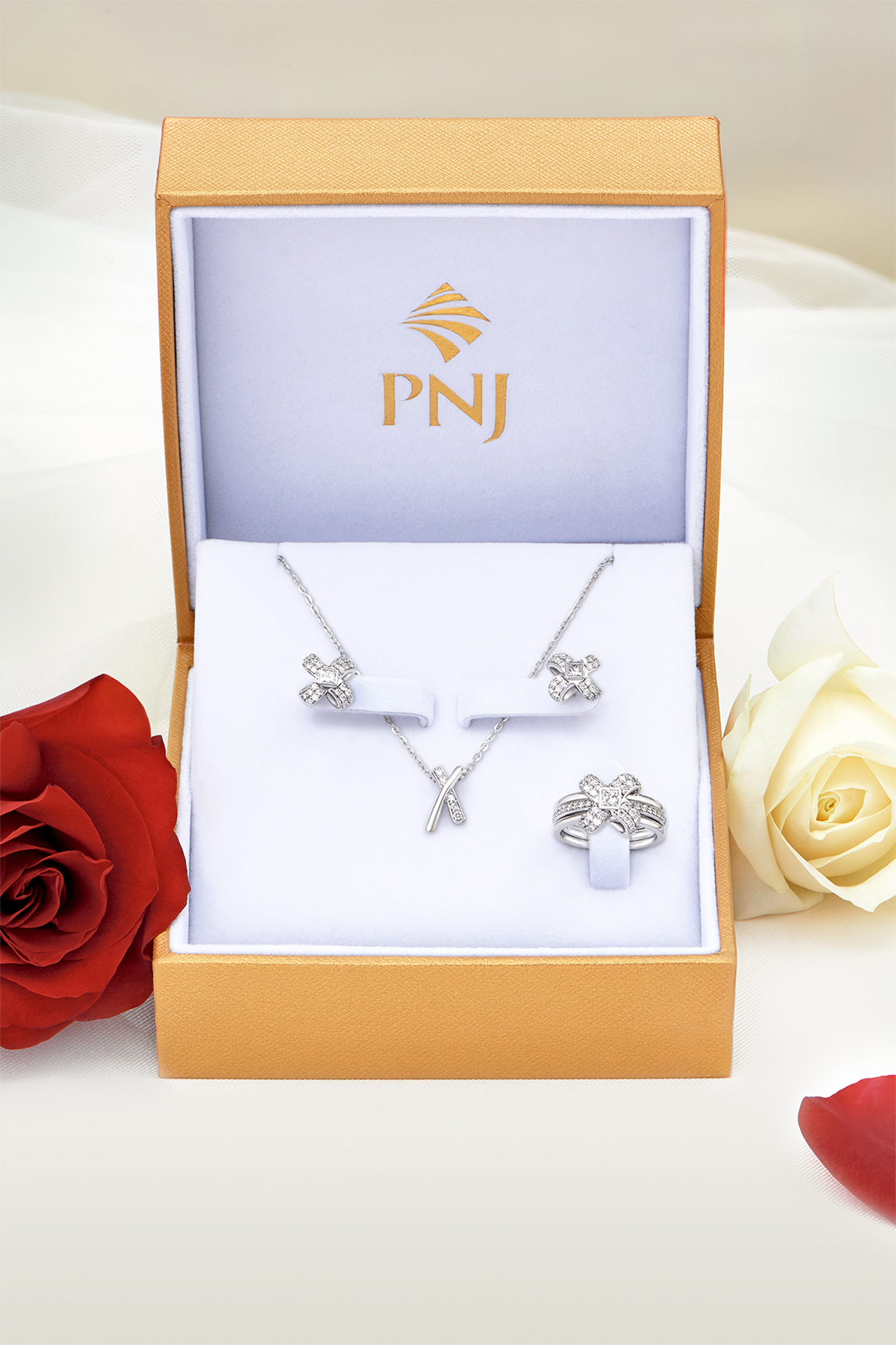 سرویس جواهرات طلای سفید ۱۴ عیار PNJ Timeless Diamond دارای طراحی پیچیدهای است که به افزایش جذابیت ذاتی آئو دای کمک میکند - عکس: PNJ. Bộ trang sức vàng trắng 14K PNJ Timeless Diamond có thiết kế tinh tế giúp tôn lên sự duyên dáng vốn có của chiếc áo dài - Ảnh: PNJ.