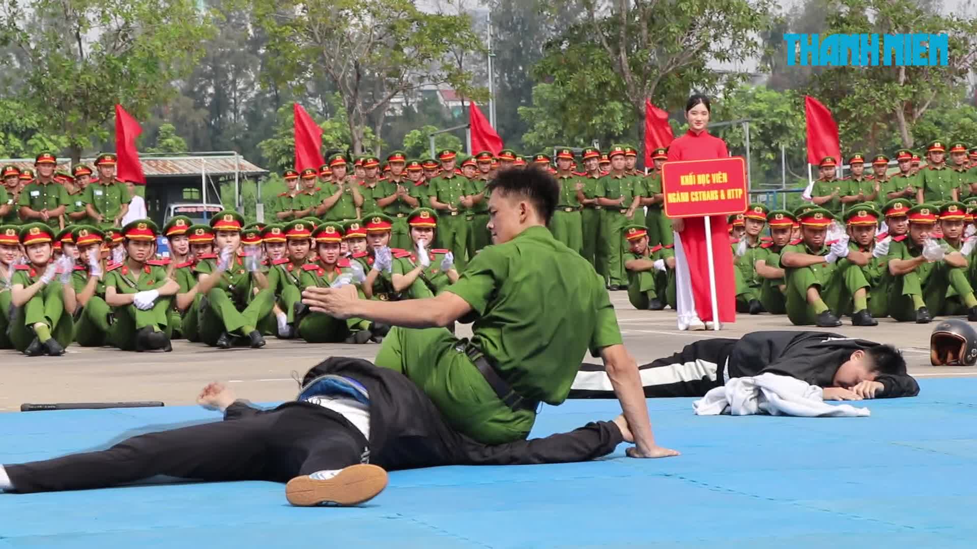 Học viên cảnh sát diễu binh, biểu diễn võ thuật, quyên góp giúp đỡ đồng bào miền Bắc bị bão lũ- Ảnh 1.