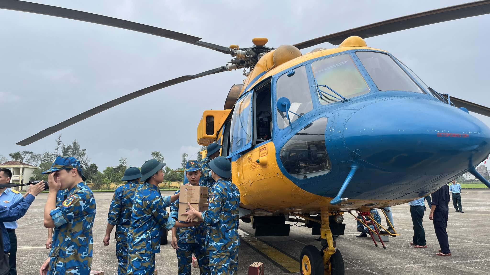 Tentera Udara menghantar helikopter untuk memberi bantuan kepada kawasan yang dilanda banjir di utara - Foto 4. Không quân điều trực thăng cứu trợ vùng lũ phía bắc- Ảnh 4.