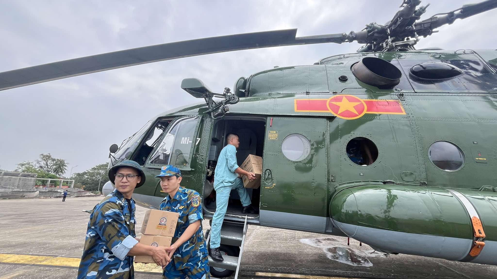 Tentera Udara menghantar helikopter untuk memberi bantuan kepada kawasan yang dilanda banjir di utara - Foto 7. Không quân điều trực thăng cứu trợ vùng lũ phía bắc- Ảnh 7.