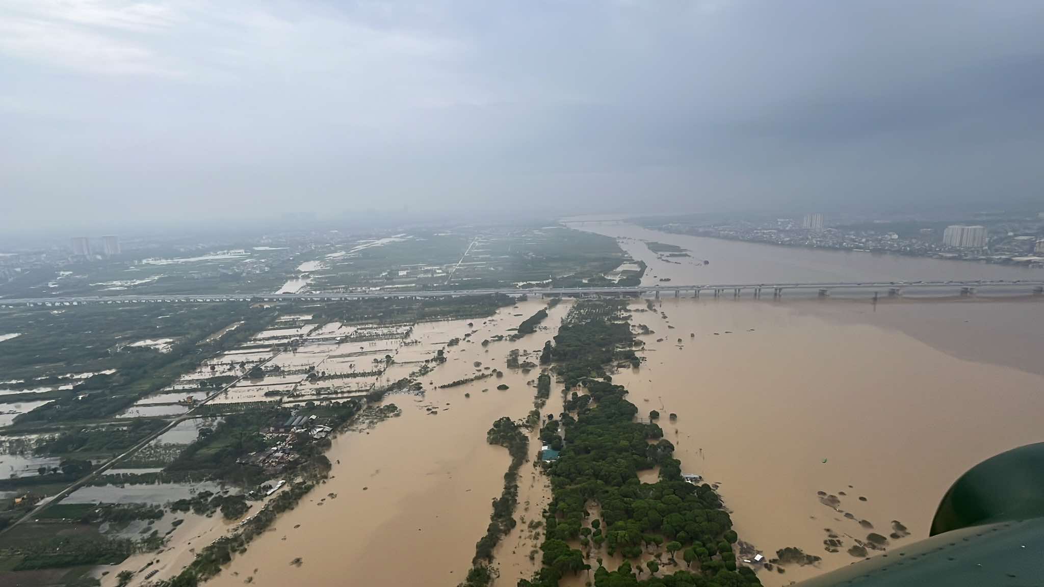 Tentera Udara menghantar helikopter untuk memberi bantuan kepada kawasan yang dilanda banjir di utara - Foto 13. Không quân điều trực thăng cứu trợ vùng lũ phía bắc- Ảnh 13.