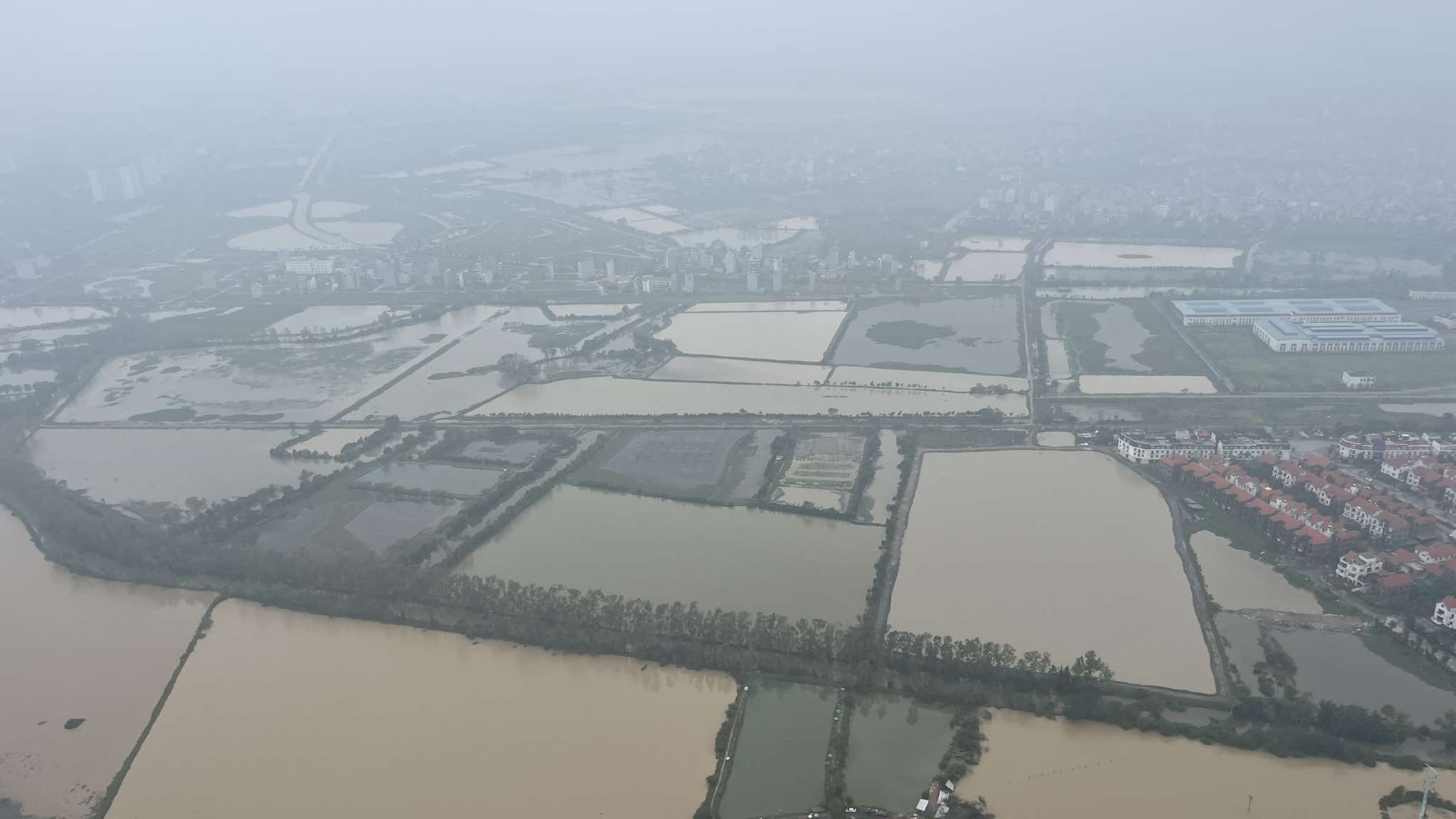 Tentera Udara menghantar helikopter untuk memberi bantuan kepada kawasan yang dilanda banjir di utara - Foto 14. Không quân điều trực thăng cứu trợ vùng lũ phía bắc- Ảnh 14.