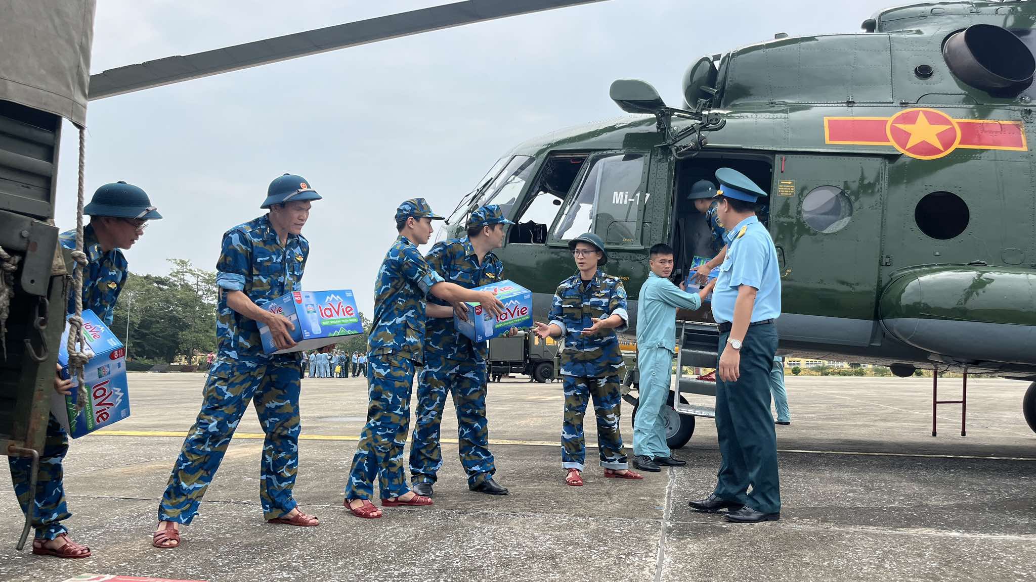 Tentera Udara menghantar helikopter untuk memberikan bantuan kepada kawasan yang dilanda banjir di utara - Foto 6. Không quân điều trực thăng cứu trợ vùng lũ phía bắc- Ảnh 6.