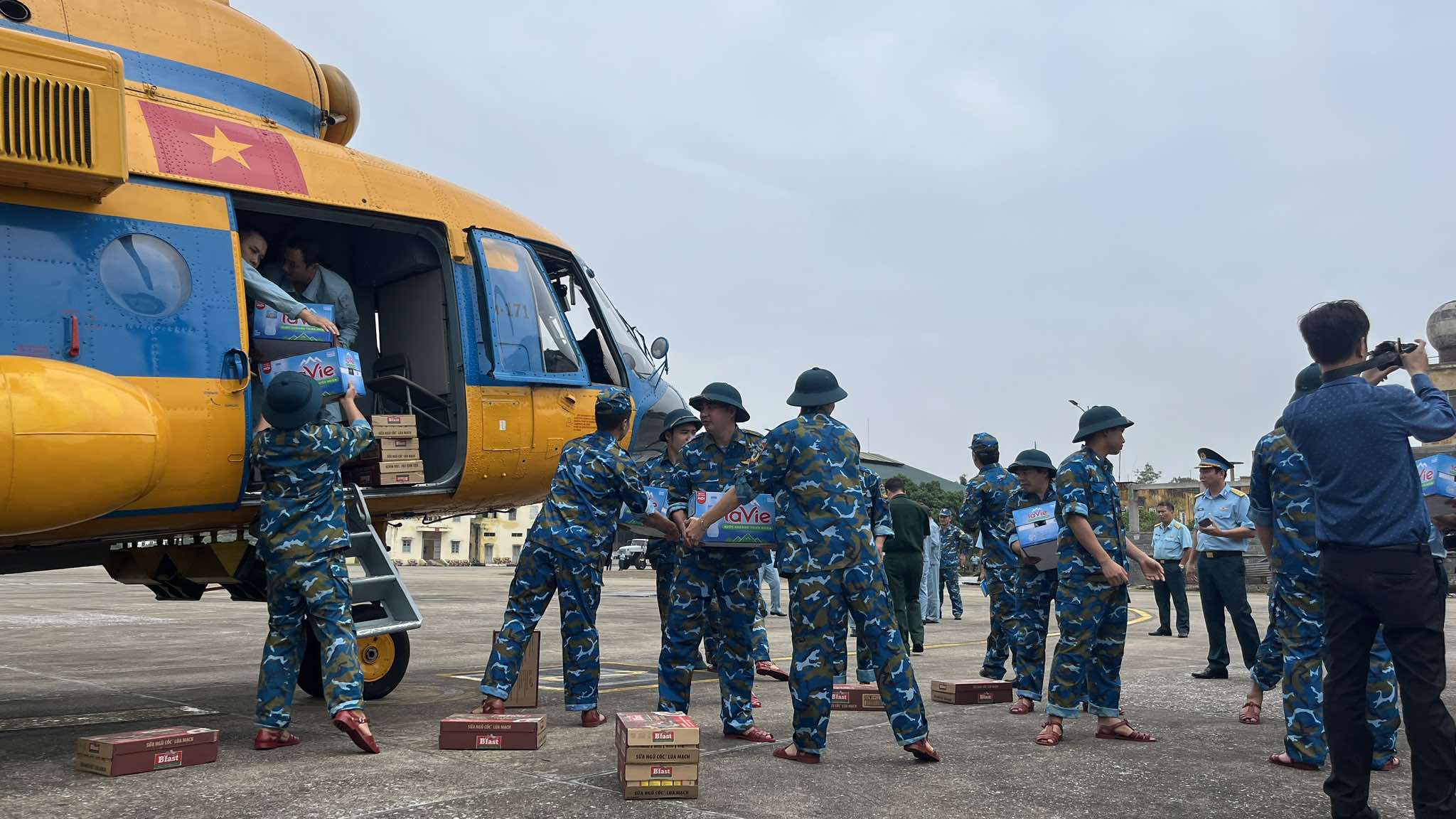 Tentera Udara menghantar helikopter untuk memberikan bantuan kepada kawasan yang dilanda banjir di utara - Foto 5. Không quân điều trực thăng cứu trợ vùng lũ phía bắc- Ảnh 5.