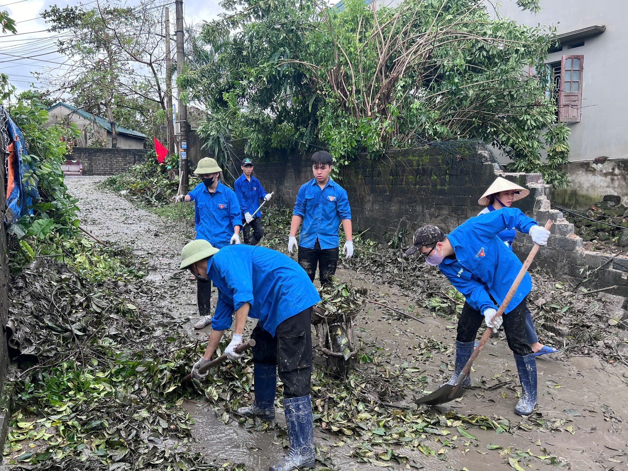 Thanh niên Quảng Ninh đội mưa nắng giúp dân sau bão- Ảnh 9.