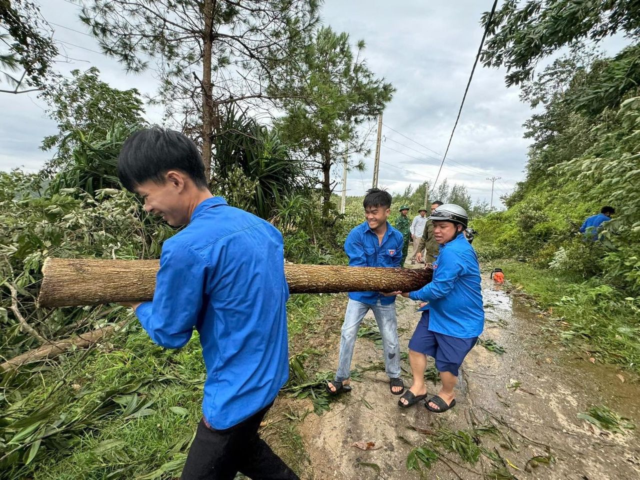 Thanh niên Quảng Ninh đội mưa nắng giúp dân sau bão- Ảnh 8.