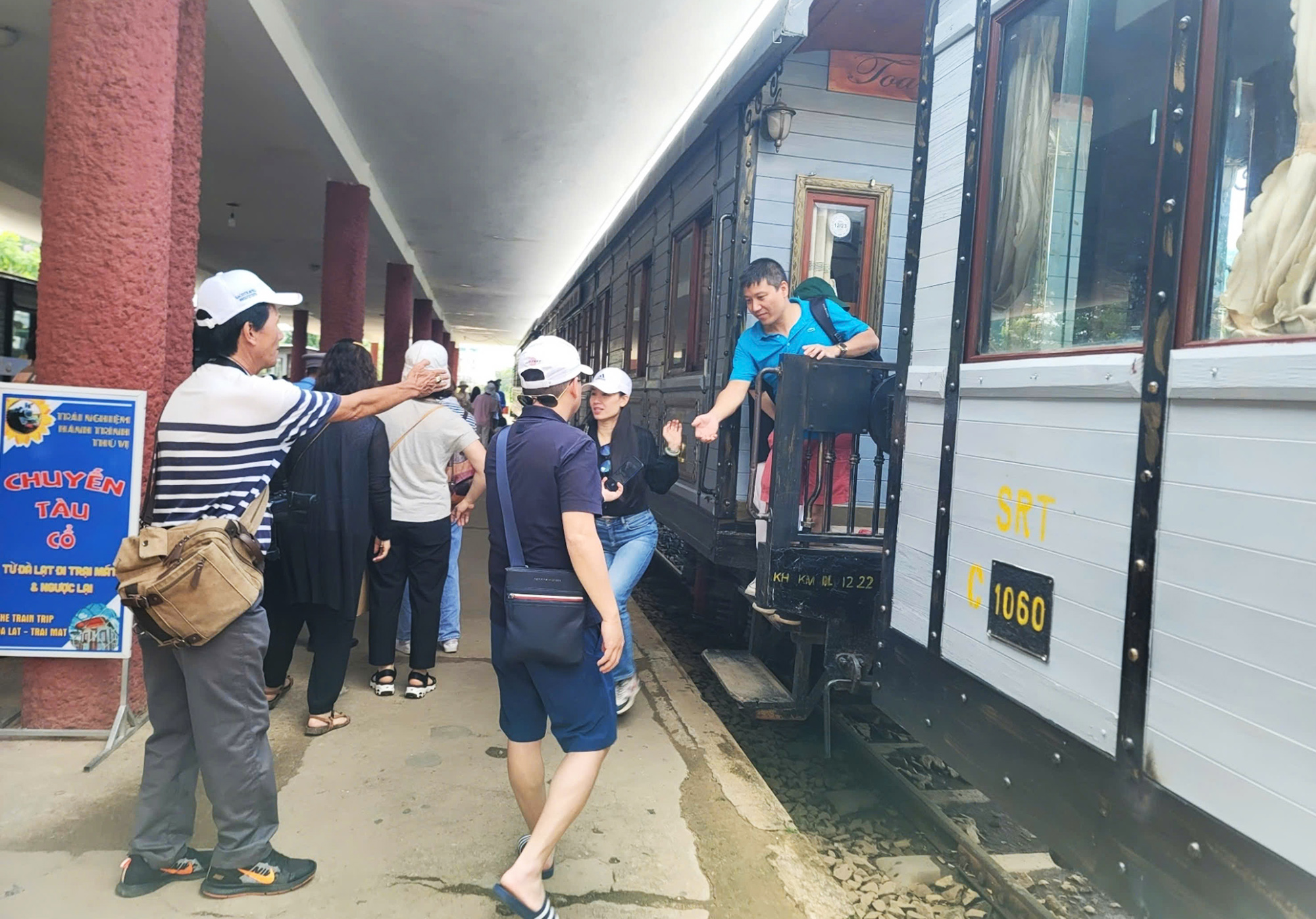 Vụ tăng giá vé ga Đà Lạt 10 lần: Sở VH-TT-DL Lâm Đồng nói gì?- Ảnh 2. Vụ tăng giá vé ga Đà Lạt 10 lần: Sở VH-TT-DL Lâm Đồng nói gì?- Ảnh 2.