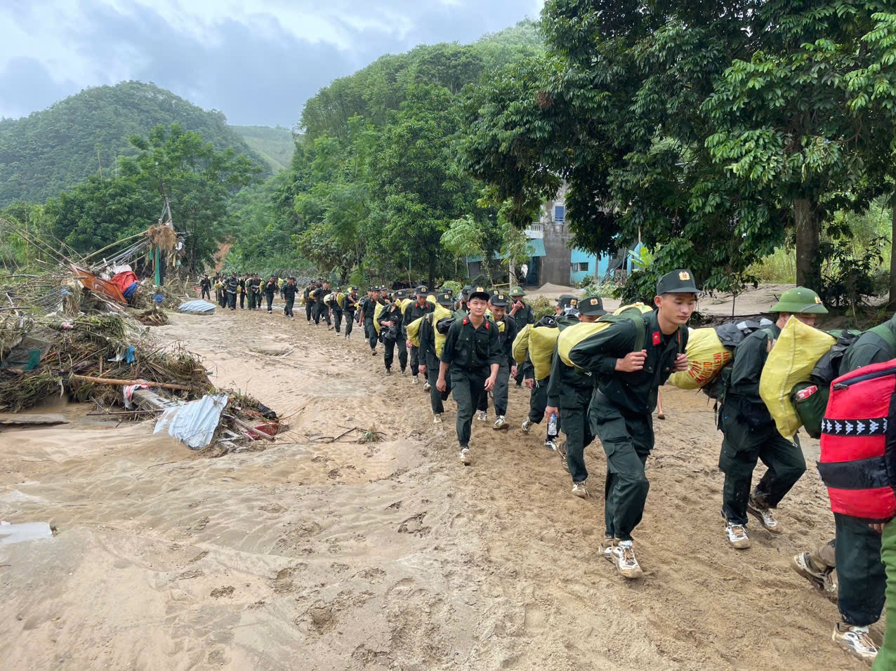 Cảnh sát cơ động băng rừng cứu người bị nạn- Ảnh 11.