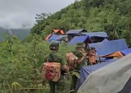 Lào Cai: Giây phút tìm thấy hơn 70 người chạy lên đồi tránh lũ và sạt lở đất- Ảnh 1.