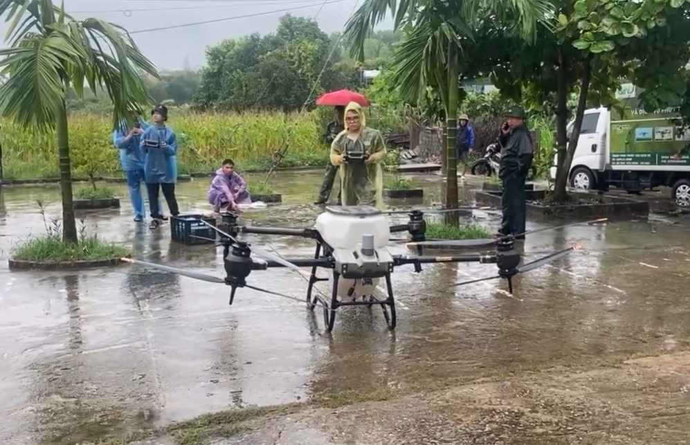 [Các thành viên trong đội cứu hộ bay flycam bất kể mưa to gió lớn]_[ẢNH_ NVCC].jpeg