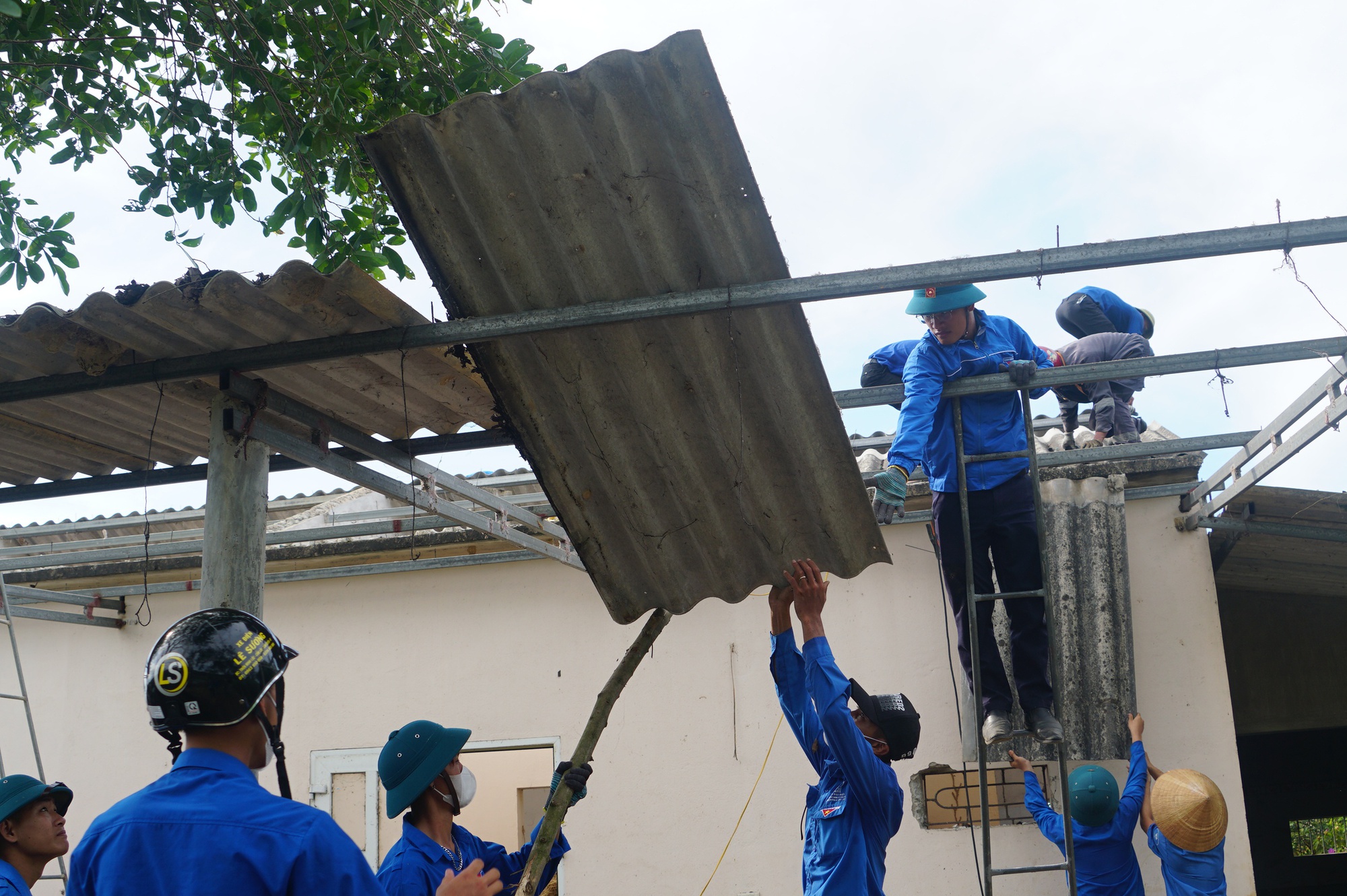 [Tuổi trẻ Hà Tĩnh tham gia hỗ trợ người dân di dời tài sản ra khỏi khu vực hành lang dự án đường dây 500 kV mạch 3]_[ẢNH_ PHẠM ĐỨC].jpg