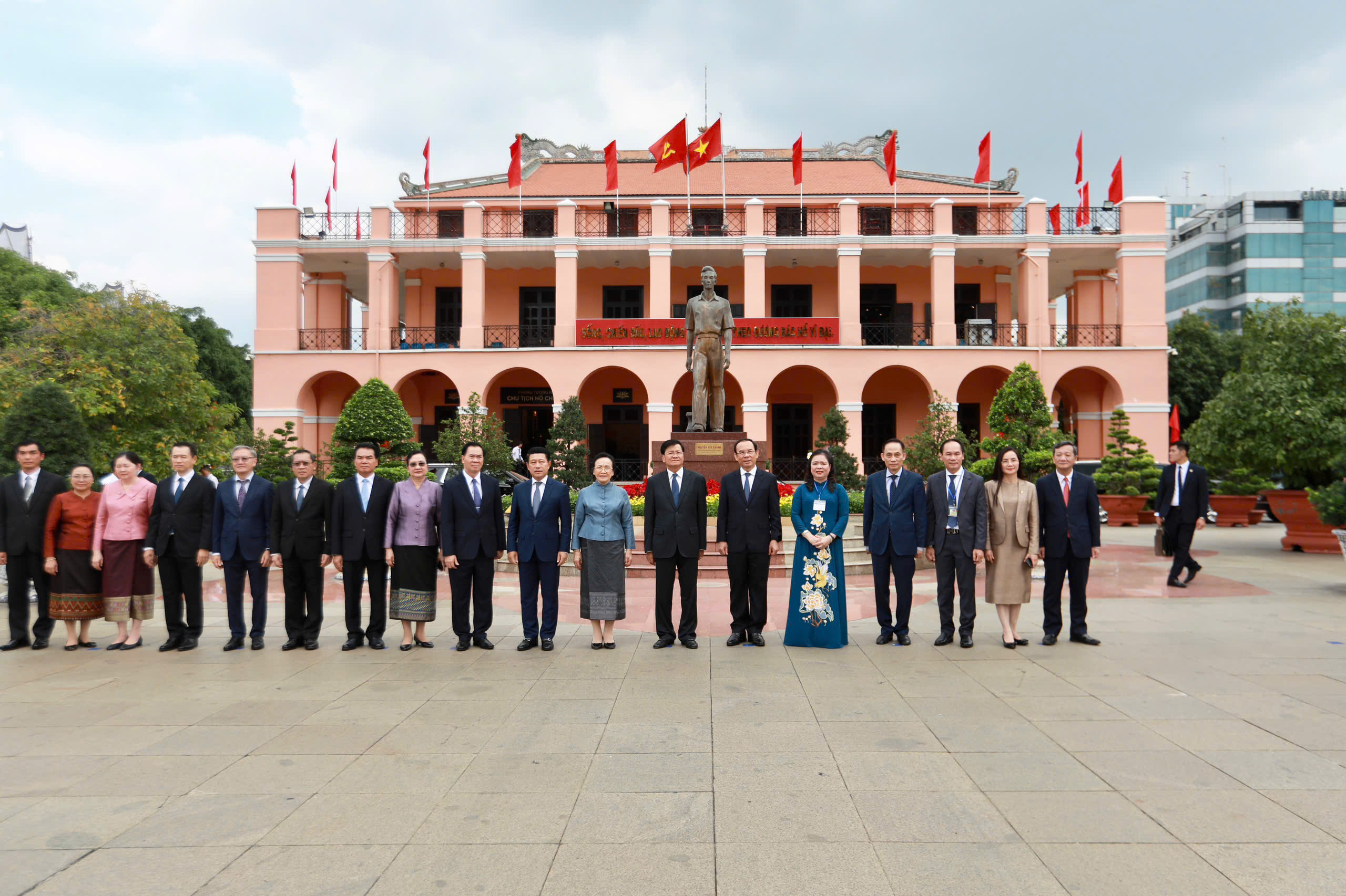 Tổng Bí thư, Chủ tịch nước Lào thăm Bến Nhà Rồng- Ảnh 10.