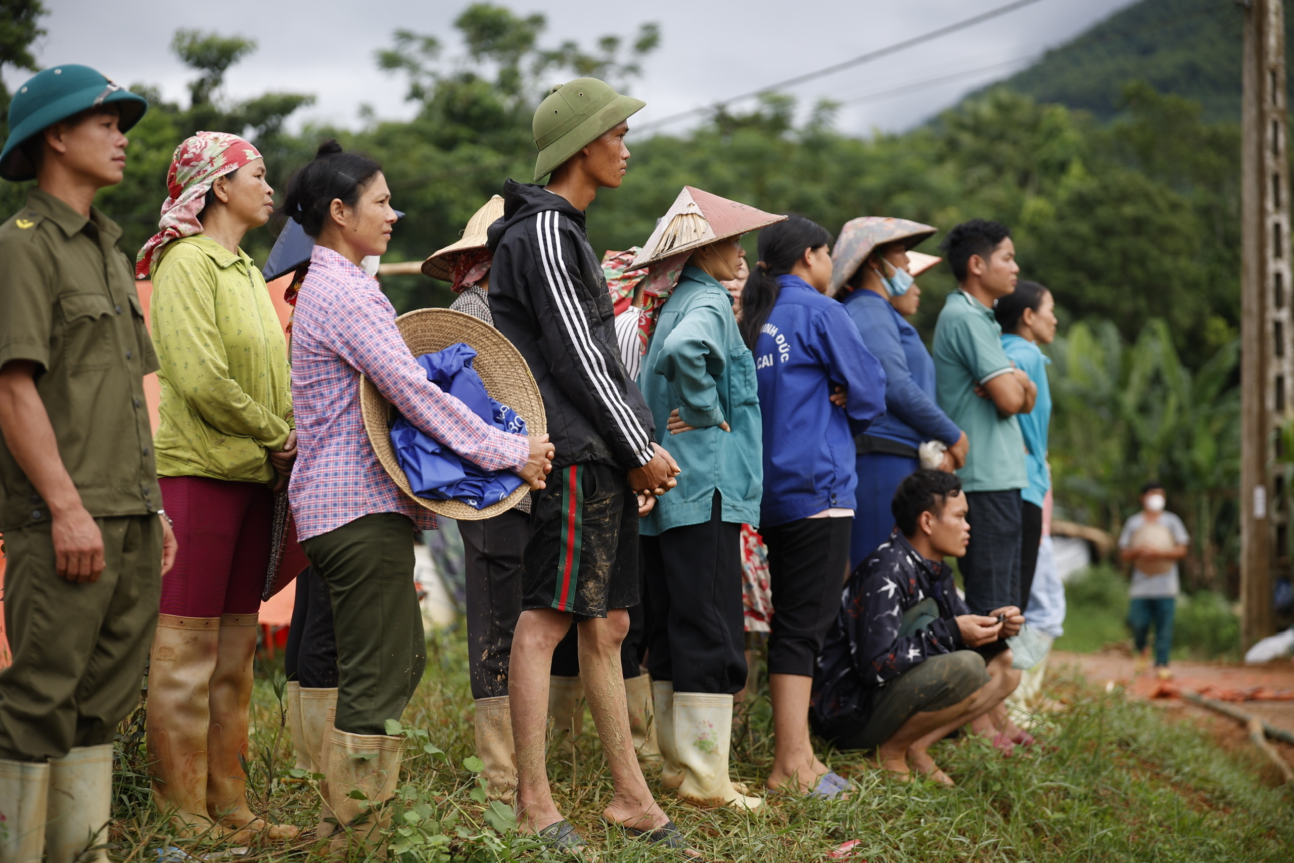 Đau thương Làng Nủ: Nức nở tìm người thân giữa hoang tàn- Ảnh 1.