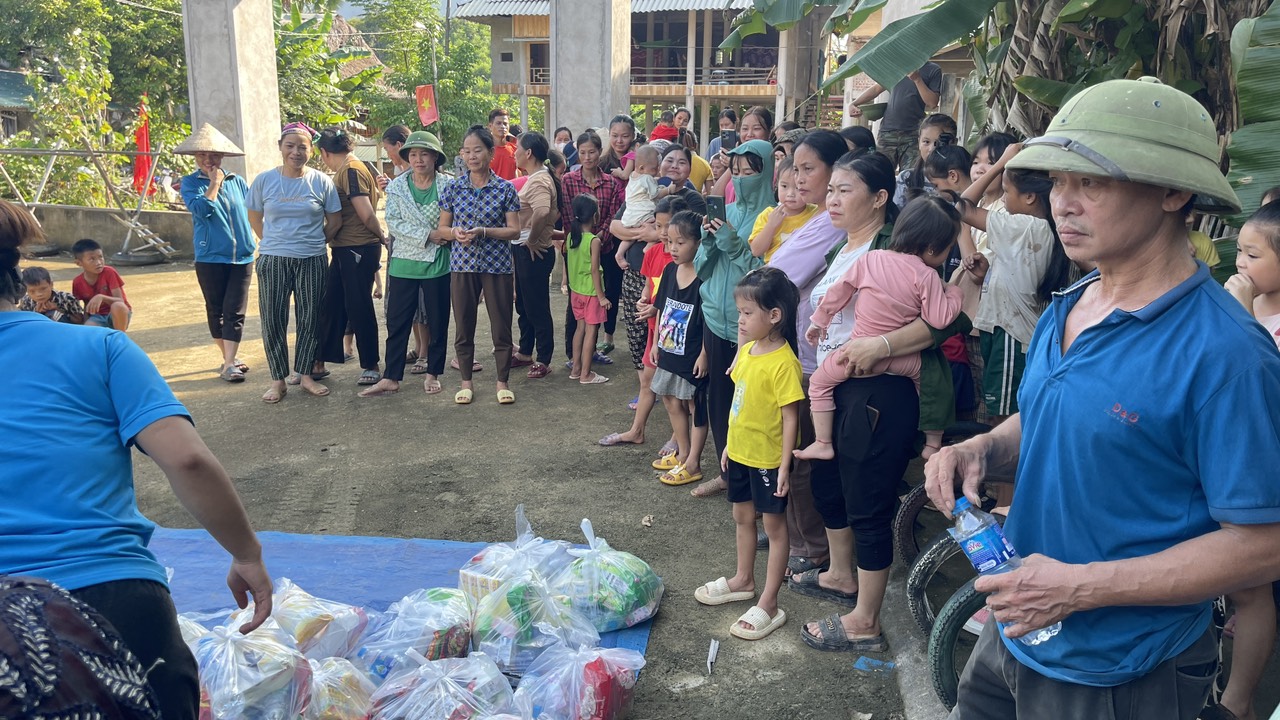 Anh trai tinh tế phát hàng cứu trợ 'đặc biệt' cho chị em vùng lũ, xứng đáng 10 điểm- Ảnh 3.