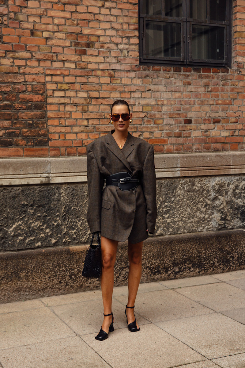 Σακάκι και ζώνη, ο τέλειος συνδυασμός για τη μόδα δρόμου το φθινόπωρο 2024 - Φωτογραφία 1. Blazer và thắt lưng, combo hoàn hảo cho thời trang đường phố mùa thu 2024- Ảnh 1.