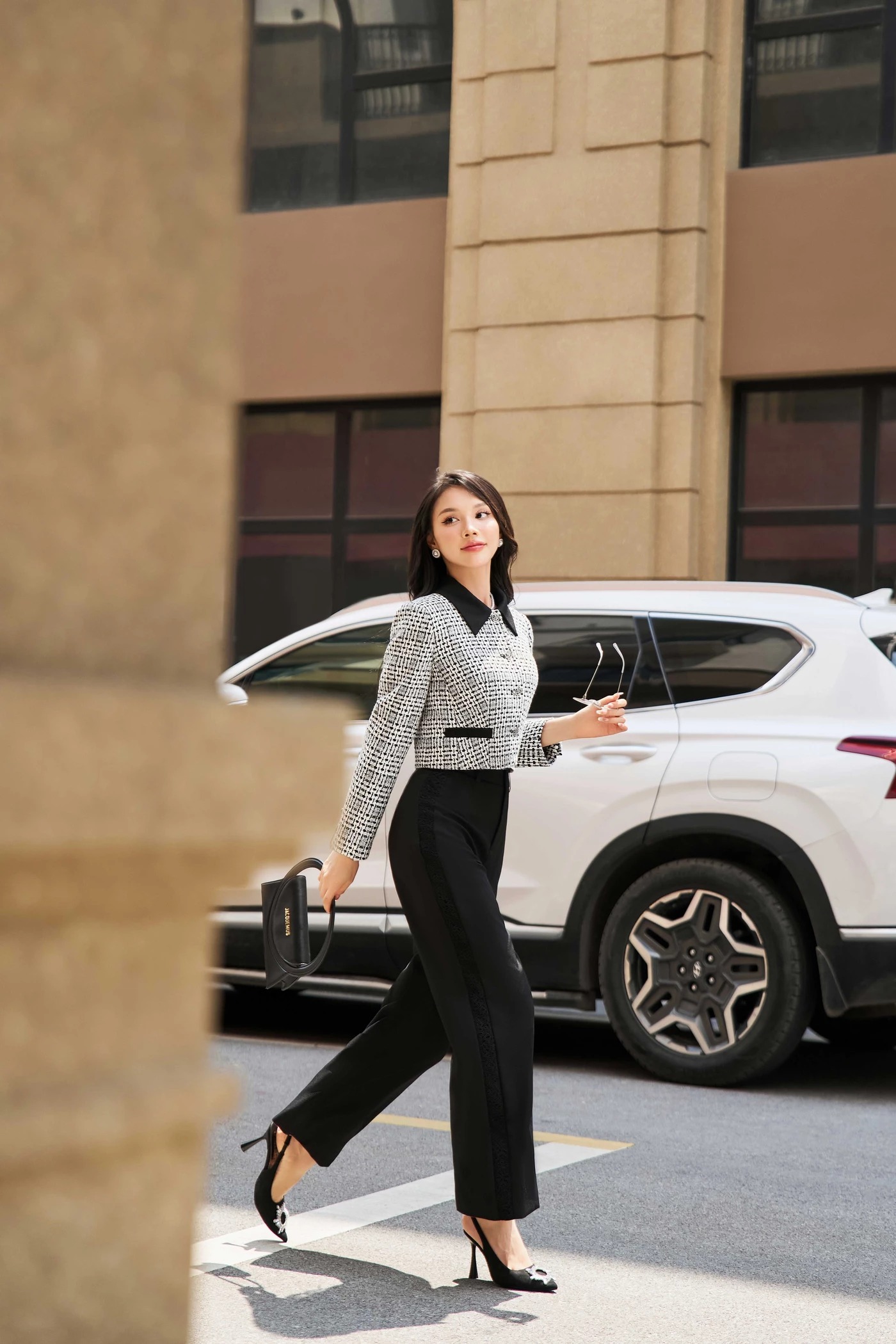 Proměňte se v elegantní podzimní dámu s vlněným kabátem - Foto 7. Hóa quý cô mùa thu sang trọng và đẳng cấp với áo khoác dạ- Ảnh 7.