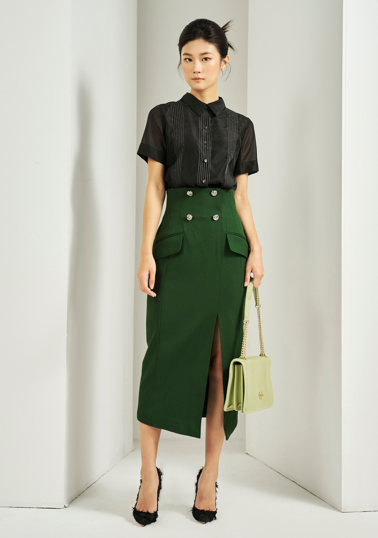 Biroul în toamnă cu vestă, fustă midi și rochie lungă - Foto 4. Công sở vào thu cùng áo vest, chân váy midi và đầm dáng dài- Ảnh 4.