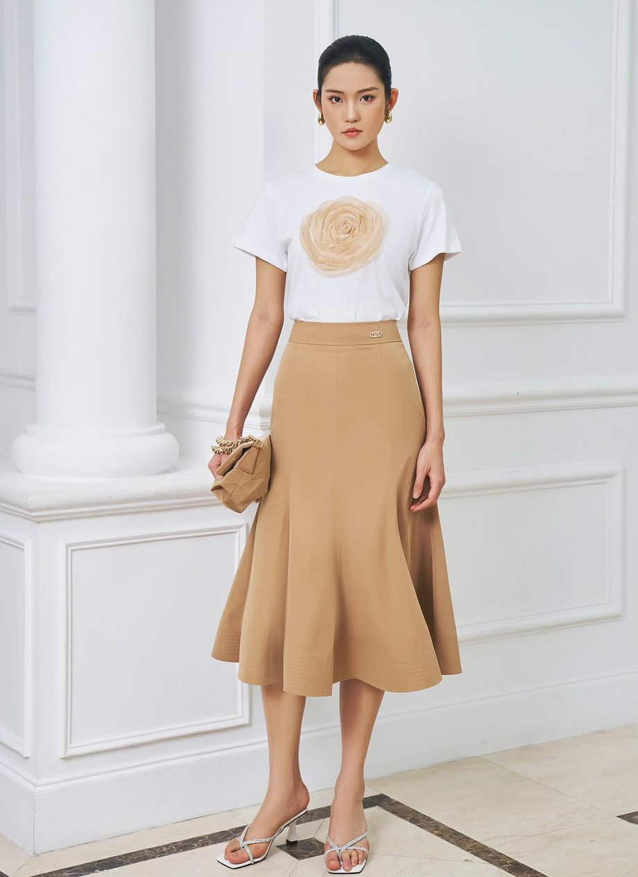 Biroul în toamnă cu vestă, fustă midi și rochie lungă - Fotografia 5. Công sở vào thu cùng áo vest, chân váy midi và đầm dáng dài- Ảnh 5.