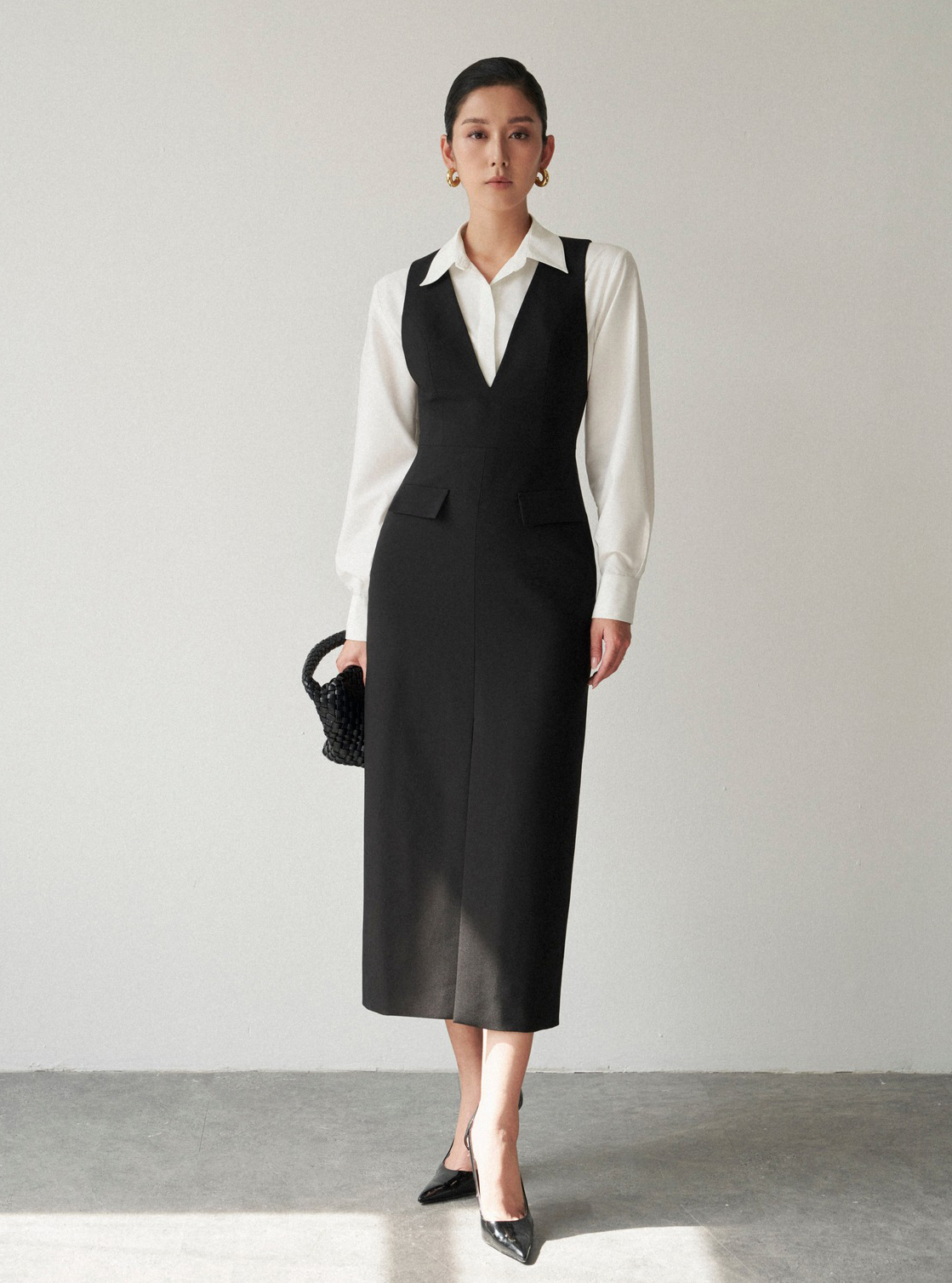 Biroul în toamnă cu vestă, fustă midi și rochie lungă - Foto 1. Công sở vào thu cùng áo vest, chân váy midi và đầm dáng dài- Ảnh 1.